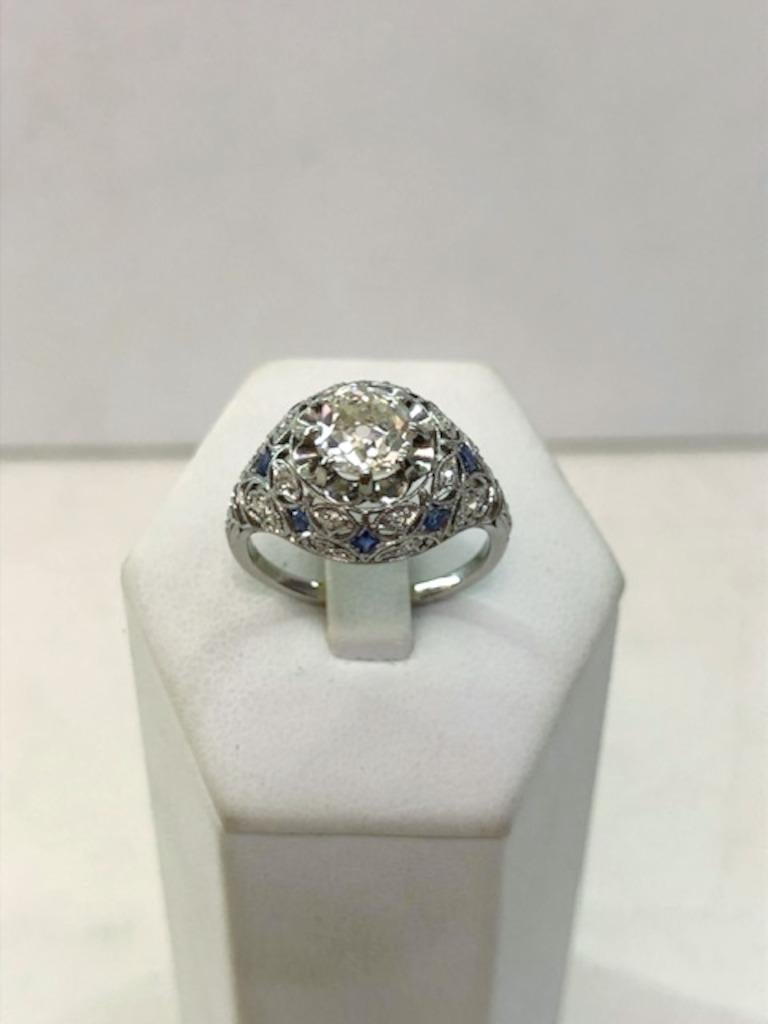Anello in platino con cupola milligramata, un diamante brillante di 1,00 carati e zaffiri / Made in Italy anni '30-'40
Anello misura US 7.75