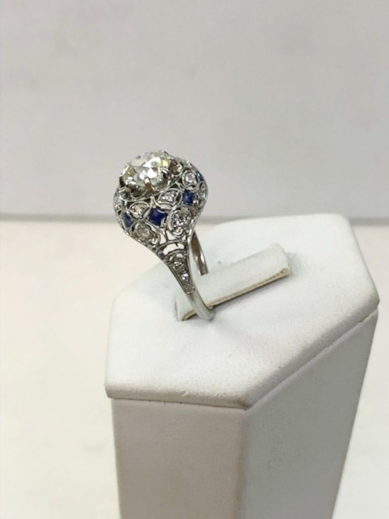 Taglio baguette Anello in platino con diamante e zaffiro in vendita