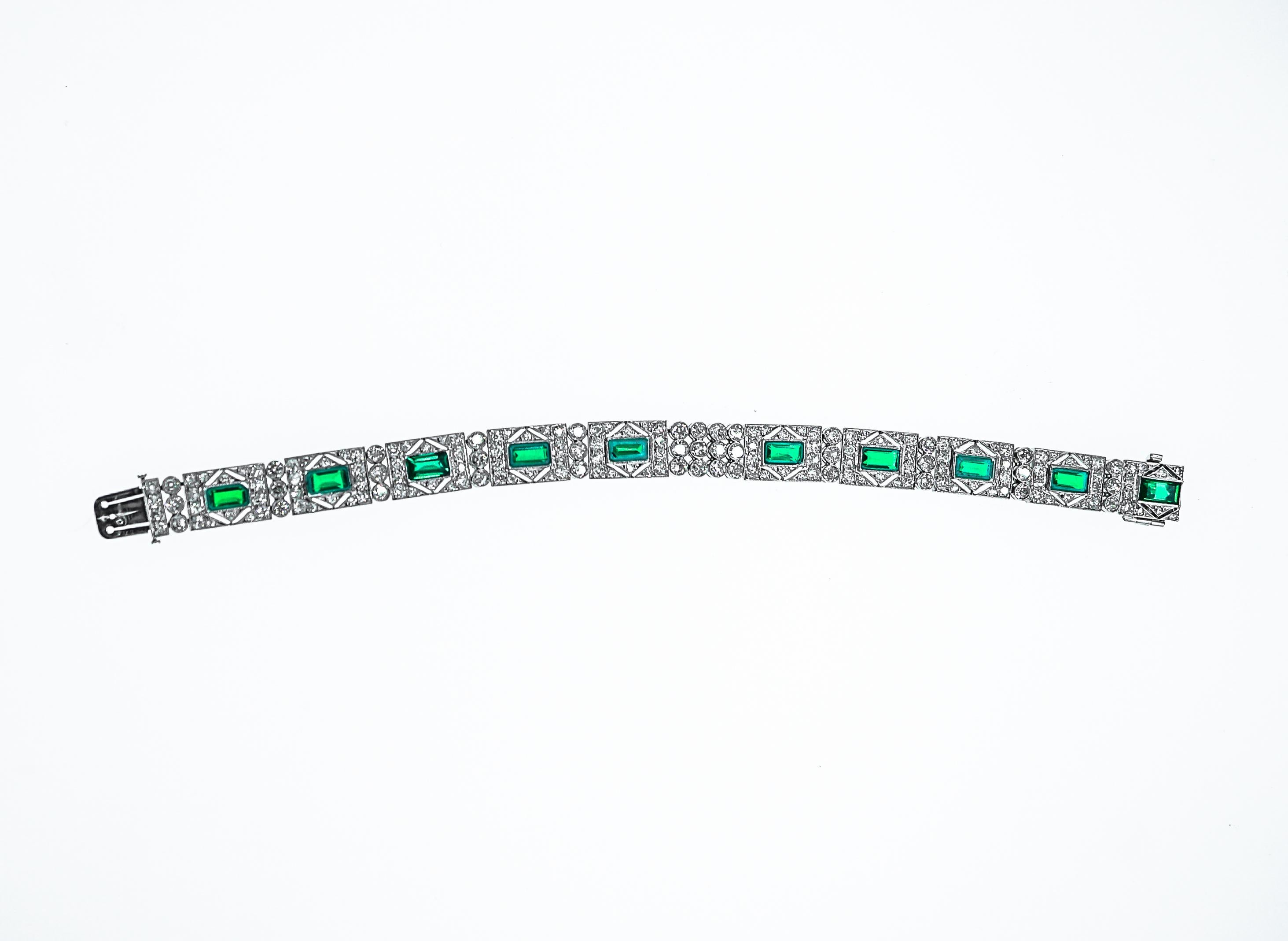 Armband aus Platin, Diamanten und simuliertem Smaragd, Frankreich (Art déco) im Angebot