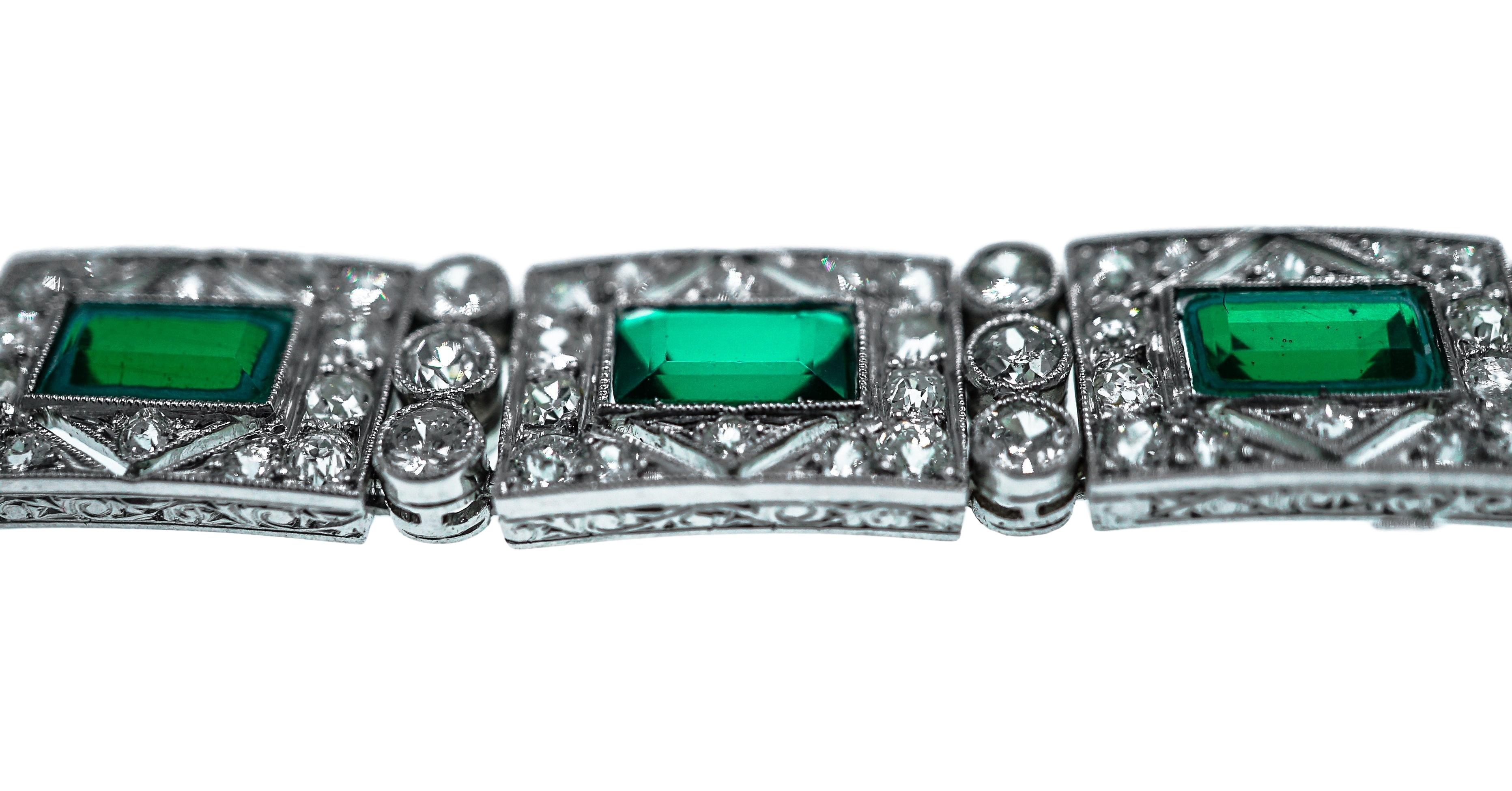 Armband aus Platin, Diamanten und simuliertem Smaragd, Frankreich im Zustand „Hervorragend“ im Angebot in New York, NY