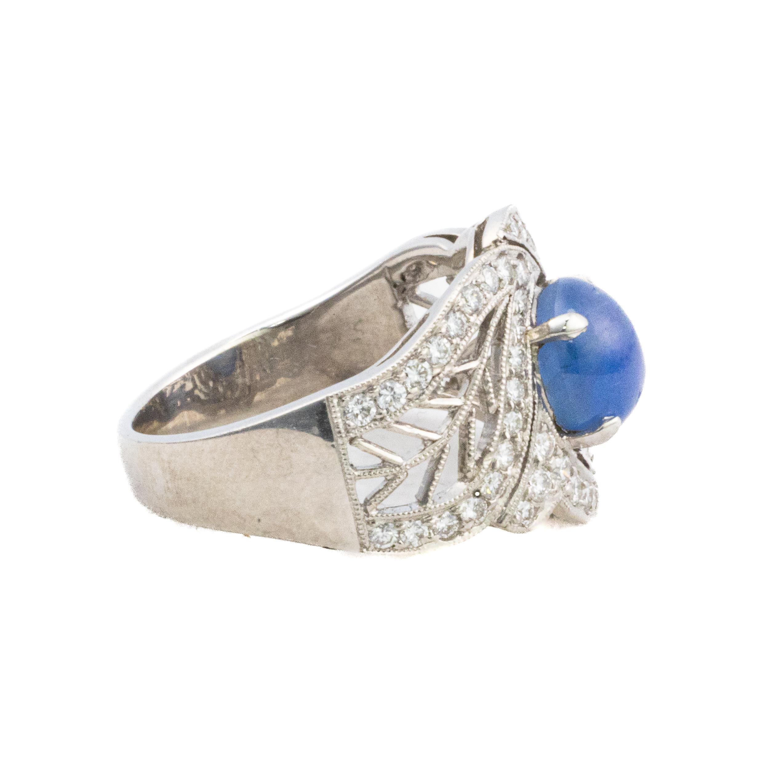 Platin Diamant und Sternsaphir offener filigraner Ring

Beschreibung: Ein raffinierter Platinring mit einem leuchtenden Sternsaphir in der Mitte, umrahmt von einem geschwungenen, durchbrochenen Muster aus pavégefassten Diamanten. Die filigranen
