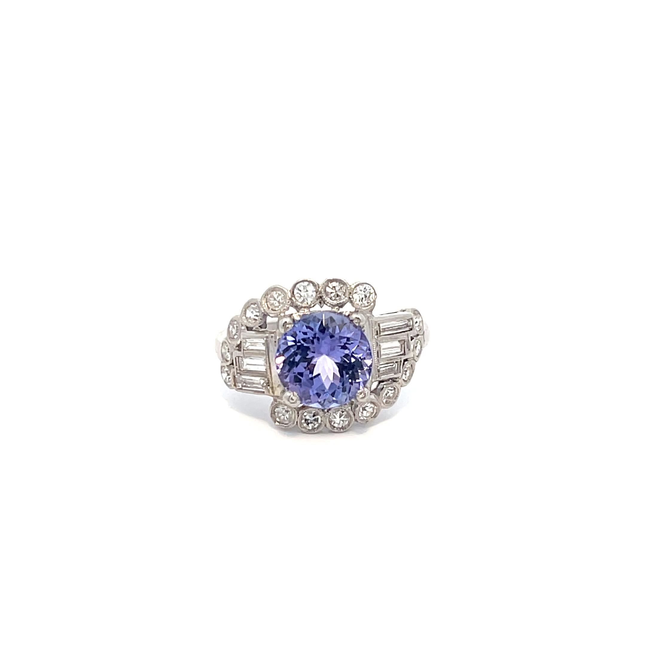 Damen Art Deco Diamantring mit 2,56 Karat runden natürlichen Tansanit. Es gibt 16 Diamanten im Einzelschliff und sechs Baguette-Diamanten mit der Farbe H-I und der Reinheit SI1-I1.  Der Ring hat die Größe 6,75 und wiegt 4,8 Gramm.