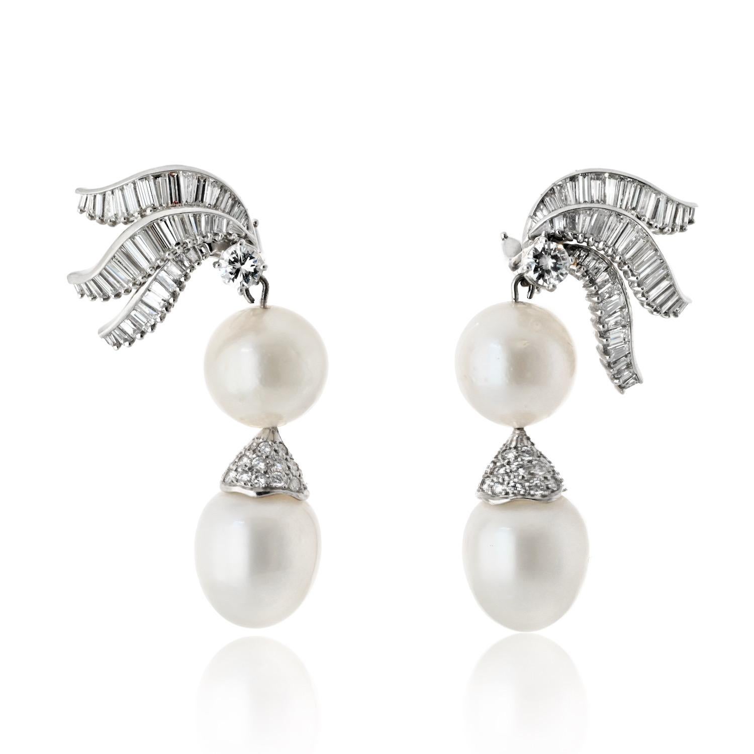 Los pendientes colgantes de perlas y diamantes en platino son una impresionante muestra de elegancia y sofisticación. Fabricados en platino, estos pendientes están diseñados para durar toda la vida, mostrando fuerza y belleza. Adornadas con un total