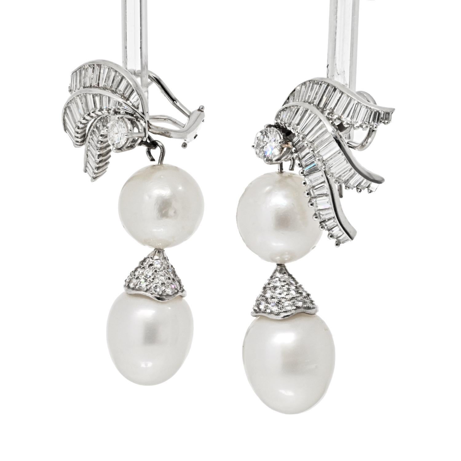 Pendientes Colgantes de Platino, Diamante y Perla Blanca Moderno en venta