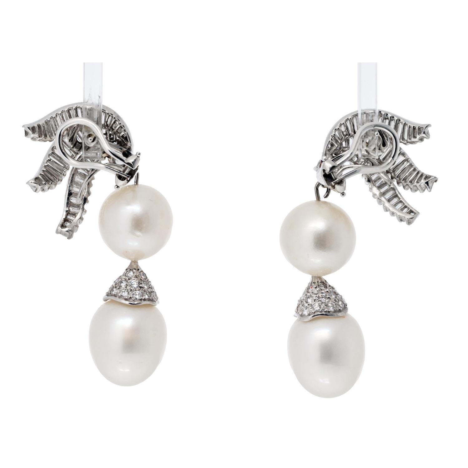 Pendientes Colgantes de Platino, Diamante y Perla Blanca en Excelente estado para la venta en New York, NY