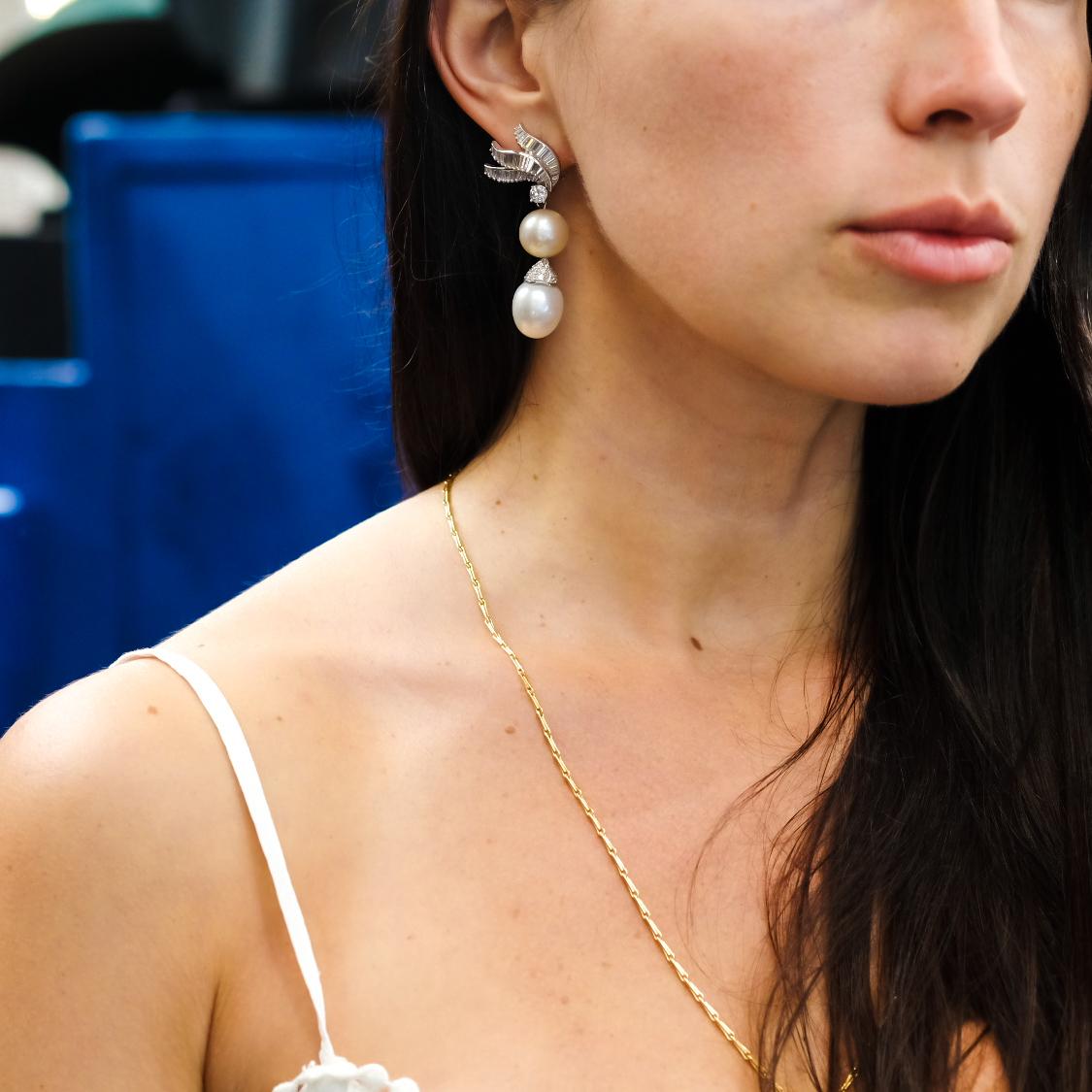 De las mujeres Pendientes Colgantes de Platino, Diamante y Perla Blanca en venta