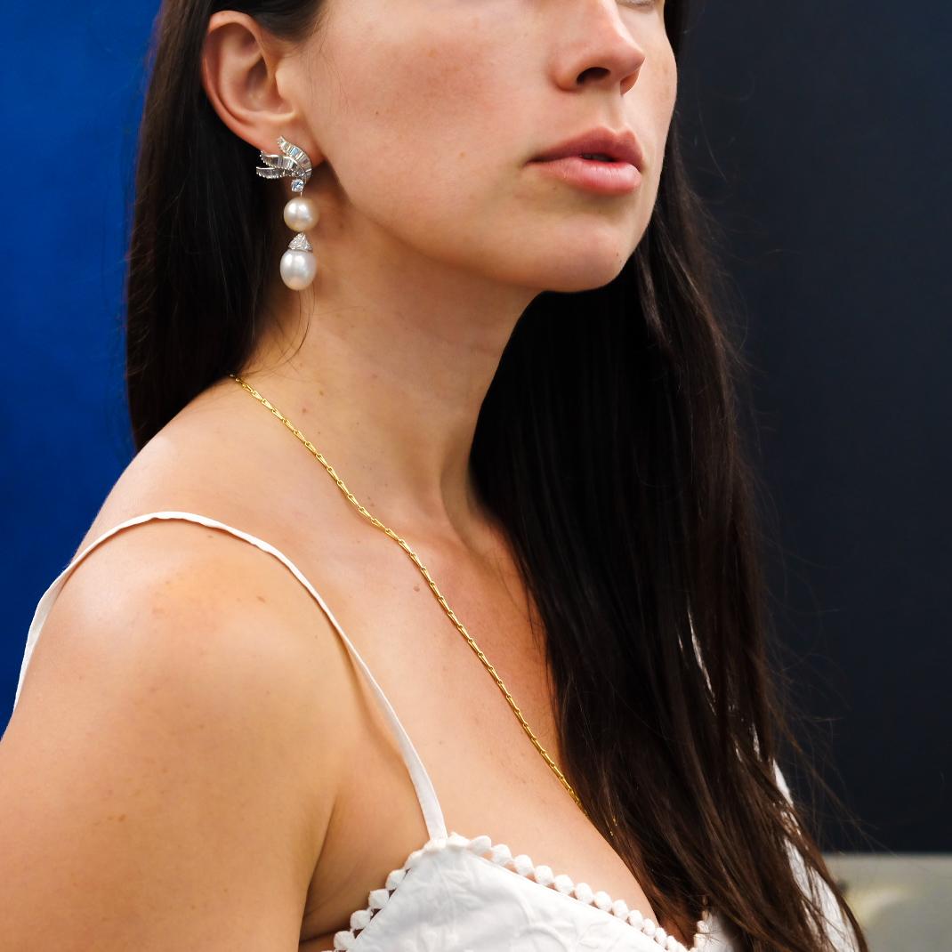Pendientes Colgantes de Platino, Diamante y Perla Blanca en venta 1