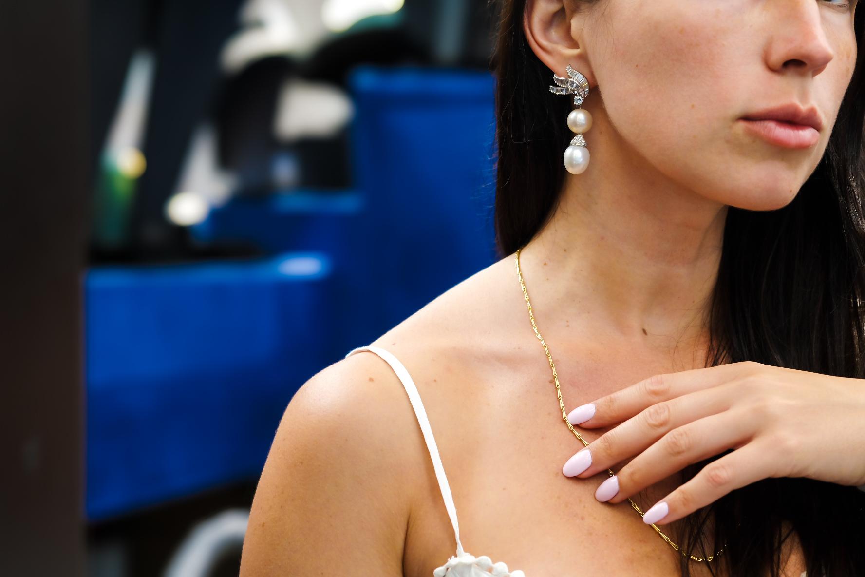 Pendientes Colgantes de Platino, Diamante y Perla Blanca en venta 2