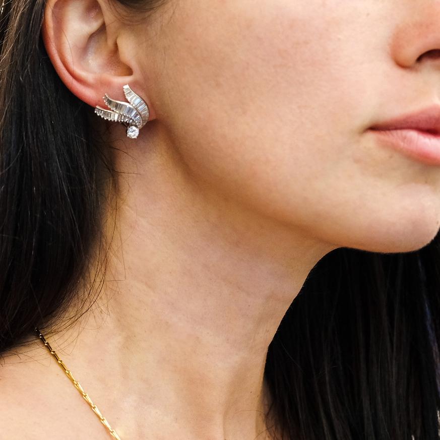 Pendientes Colgantes de Platino, Diamante y Perla Blanca en venta 3