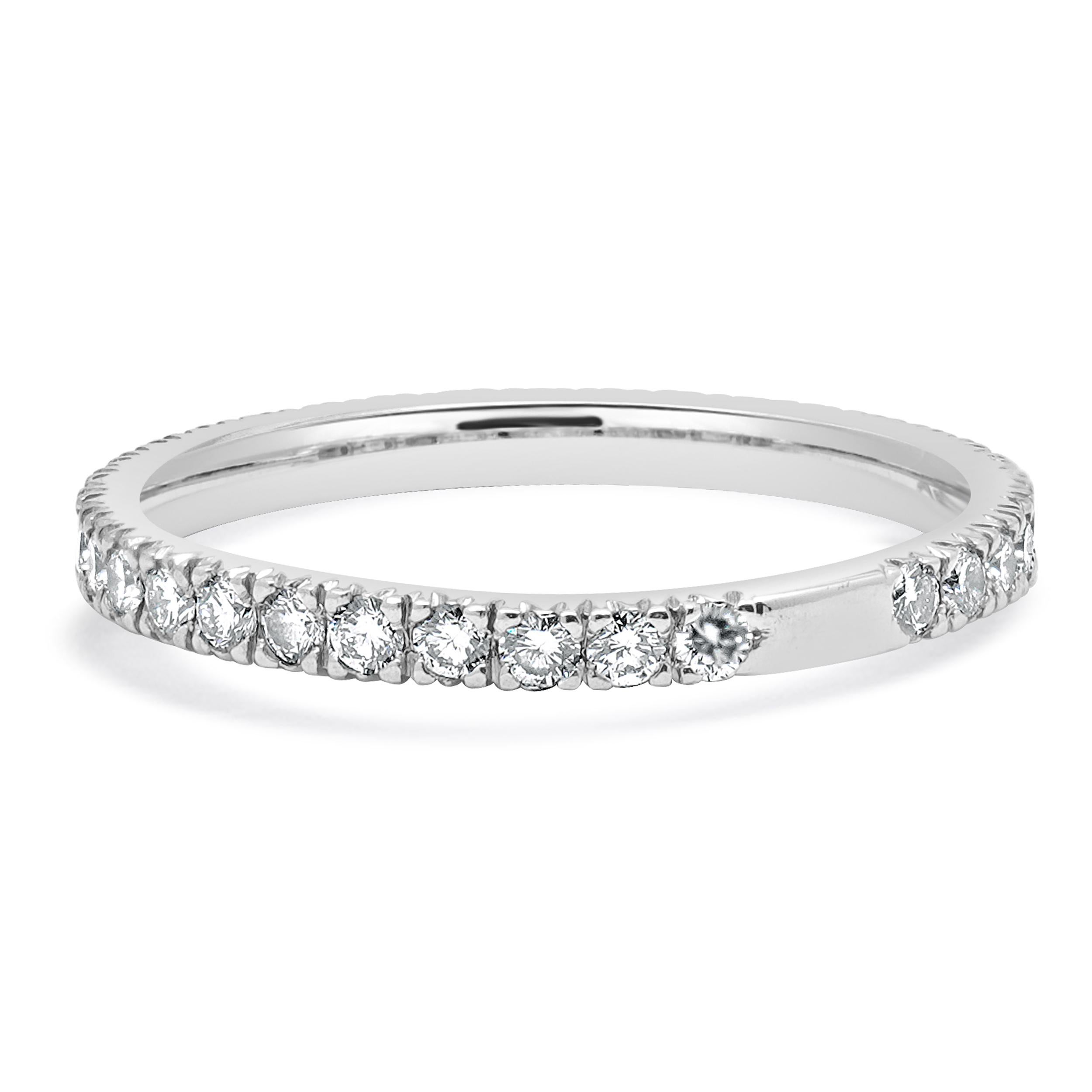 Concepteur : personnalisé
MATERIAL : platine
Diamant : 33 diamants ronds de taille brillant = 0,50cttw
Couleur : H
Clarté : SI1
Taille de la bague : 5.75 (veuillez prévoir deux jours de livraison supplémentaires pour les demandes de taille)
Poids :