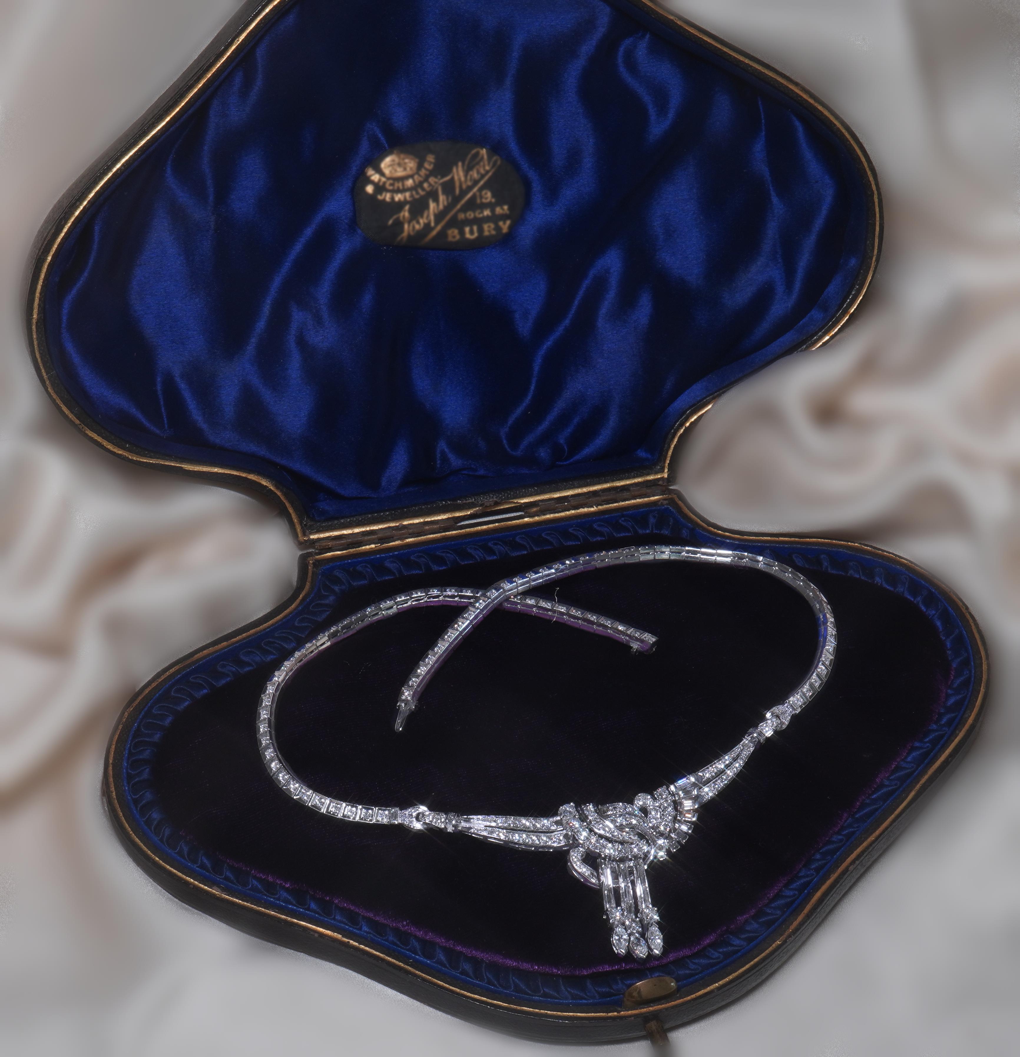 Old South Jewels se enorgullece de presentar....Vintage Luxury.   ¡RARO COLLAR DE DIAMANTES ANTIGUO DE ART DECO DE 9,57 QUILATES DE PLATINO SÓLIDO CON CAJA!   Los mejores diamantes cubren esta magnífica pieza antigua.   Auténtica antigüedad de 100