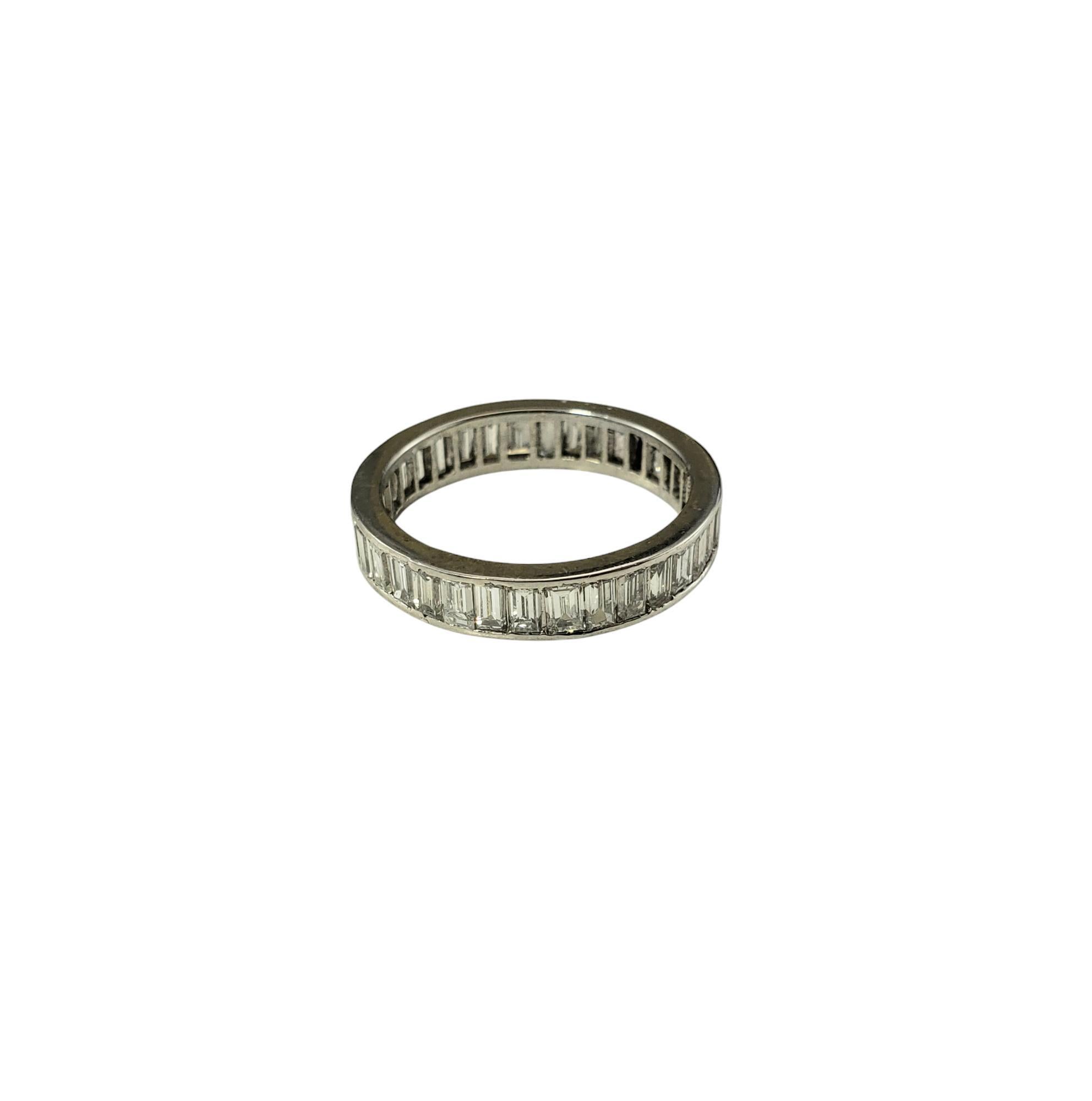 Bague d'éternité en platine avec diamant taille baguette Taille 7.25 JAGi Certified-

Ce bracelet d'éternité étincelant est orné de 35 diamants de taille baguette sertis dans du platine classique. Largeur : 4 mm.

Poids total approximatif des