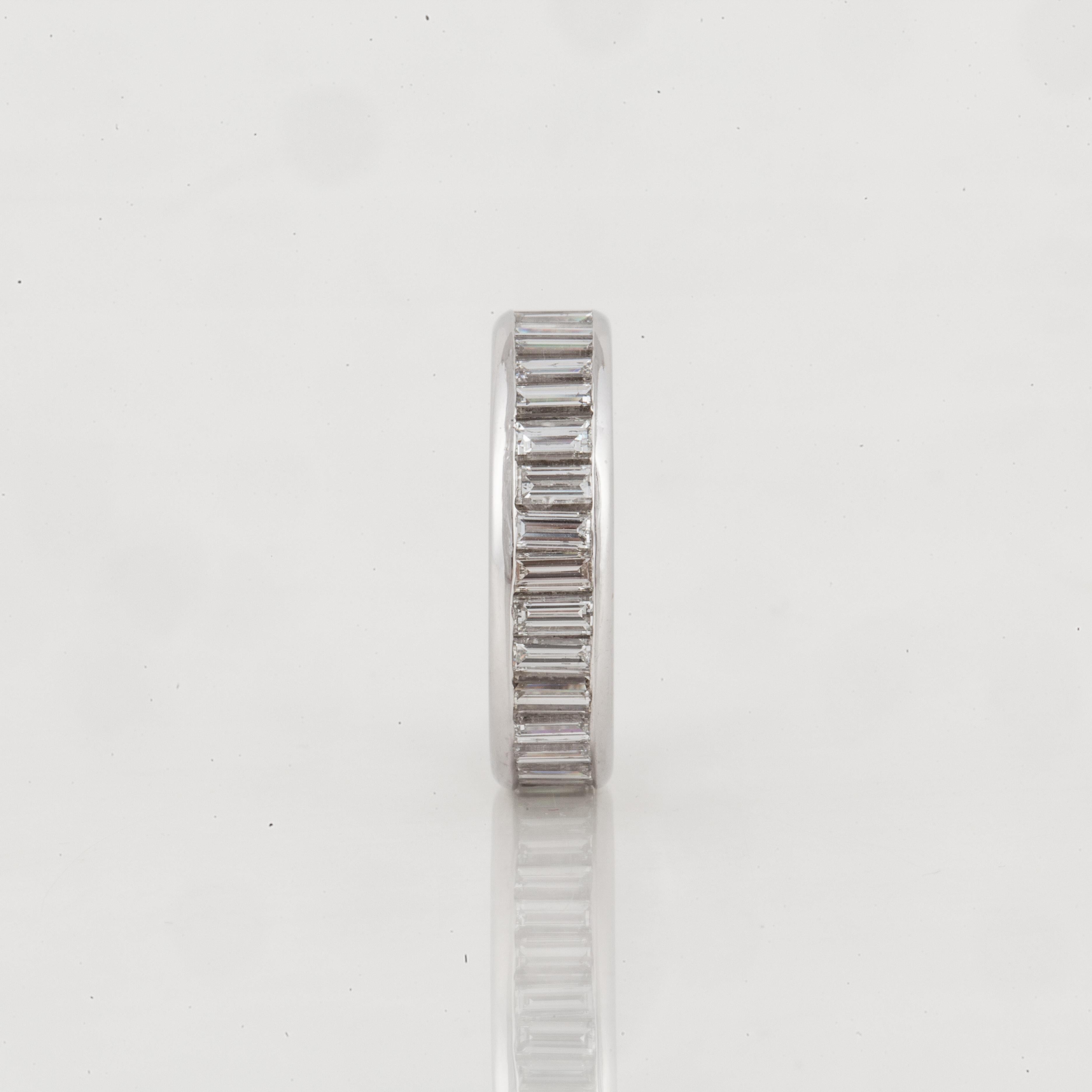 Eternity-Ring aus Platin mit Baguette-Diamant (Baguetteschliff) im Angebot