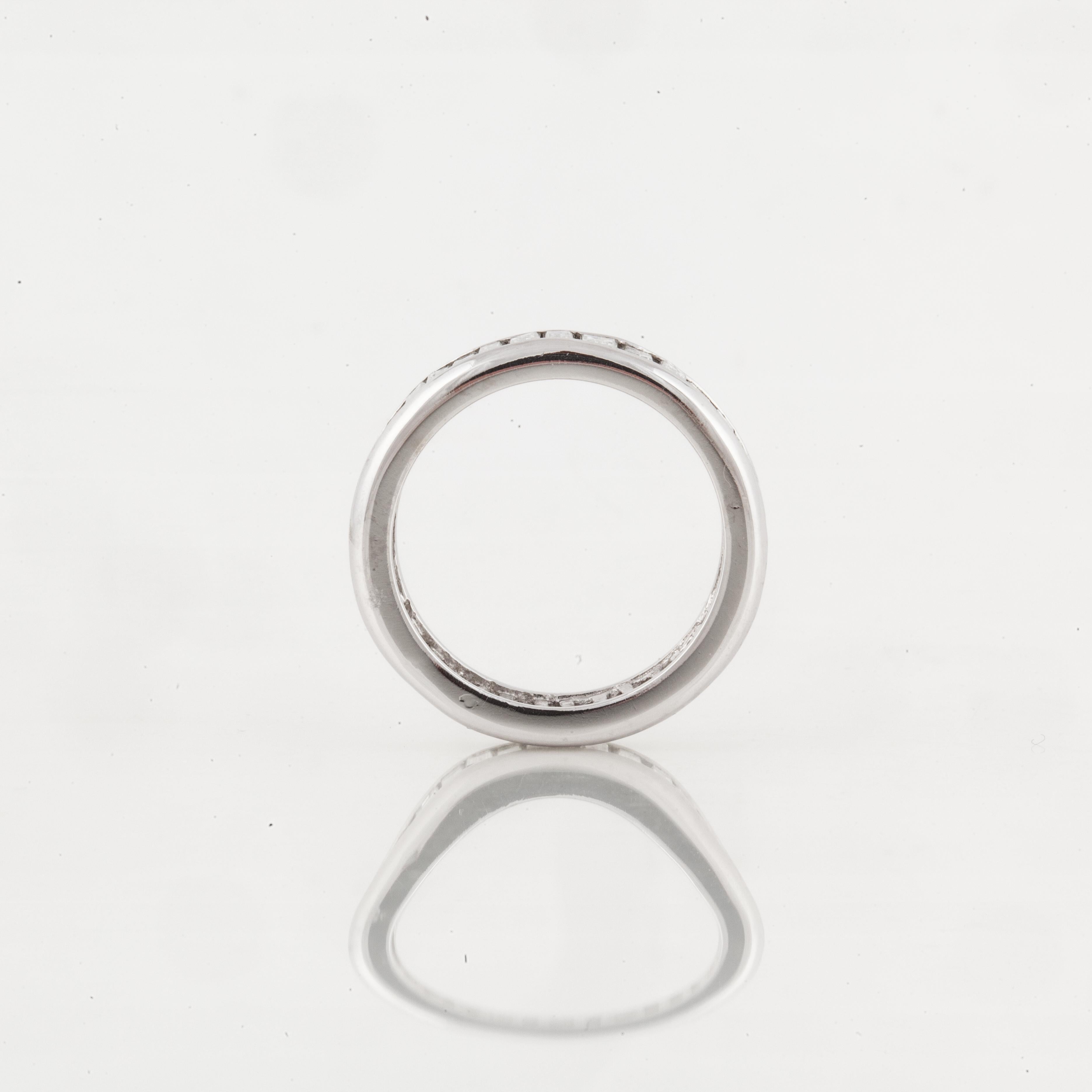 Eternity-Ring aus Platin mit Baguette-Diamant im Zustand „Gut“ im Angebot in Houston, TX