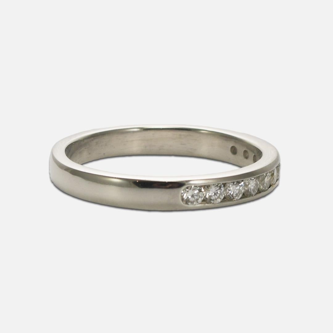 Platinum and Diamond band.
Stamped .950 Plat. and weighs 6.3 grams.
The diamonds are round brilliant cuts, .50 tdw, H to I color, VS to Si clarity.
The band is 3.2mm wide. Ring size is 9 1/4 and sizeable.
Like new condition.