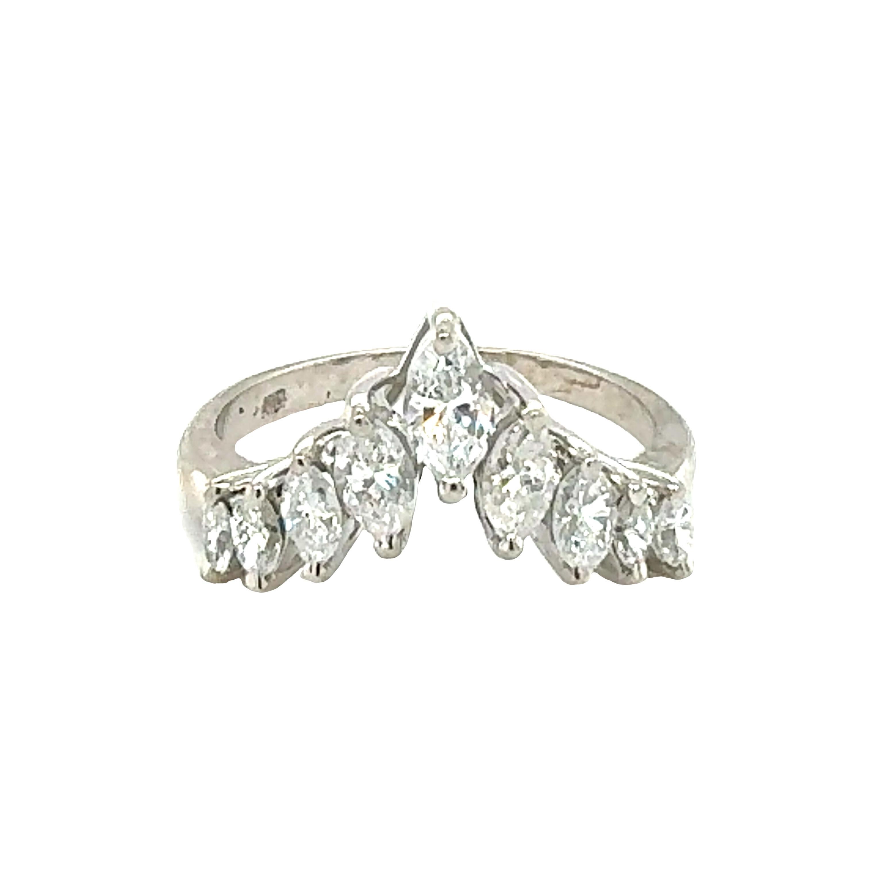 Questa bellissima fascia di diamanti in platino degli anni '80 presenta nove diamanti taglio brillante marquise incastonati, per un totale di circa 0,57 carati. Con colore I-J e purezza SI-1, questi diamanti marquise offrono una brillantezza morbida