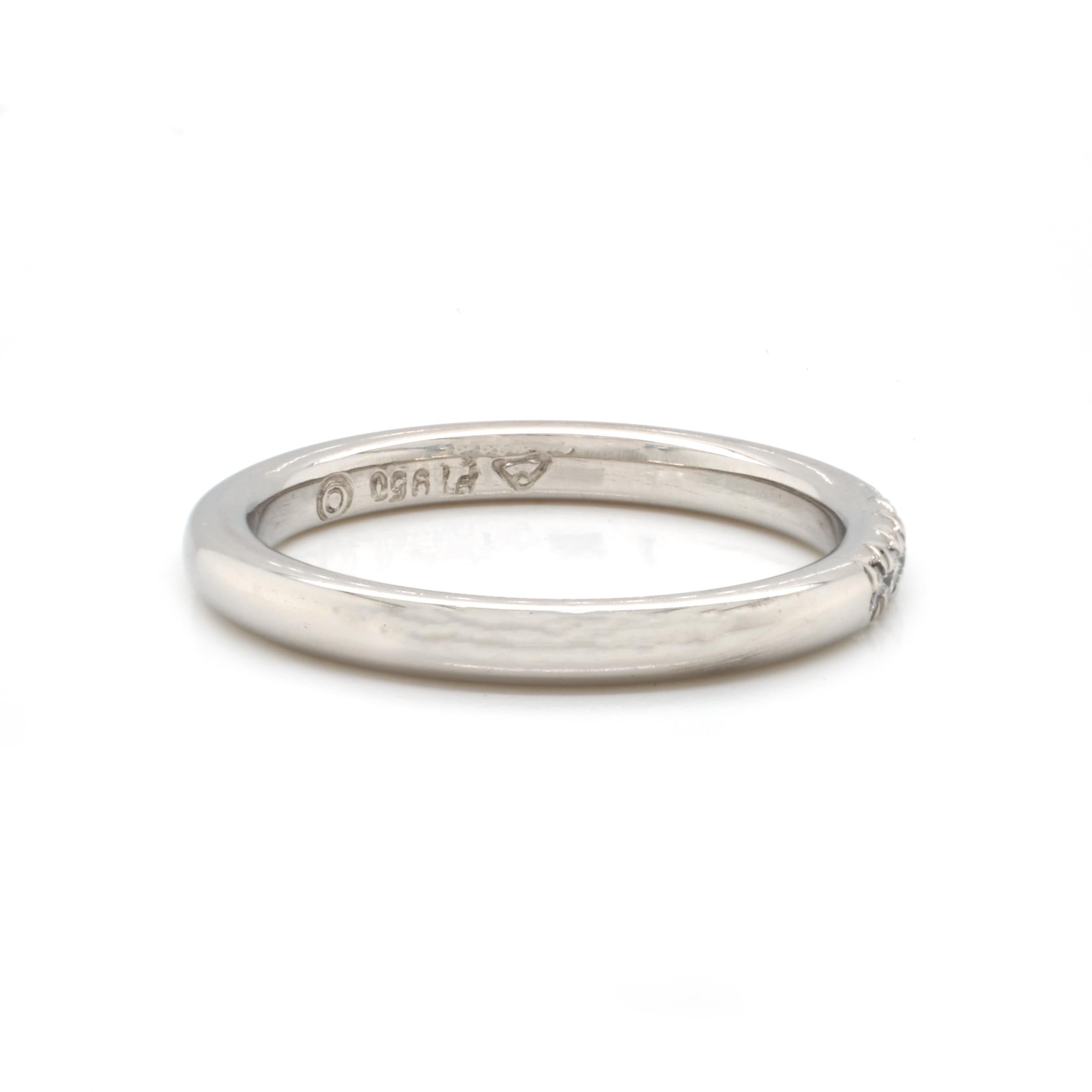 Designer: Personalizzato
Materiale: Platino
Diamanti: 5 tagli rotondi = .10cttw
Colore: G
Chiarezza: VS1
Dimensione: 5.25
Dimensioni: l'anello misura 2.27 mm di larghezza
Peso: 4,63 grammi
