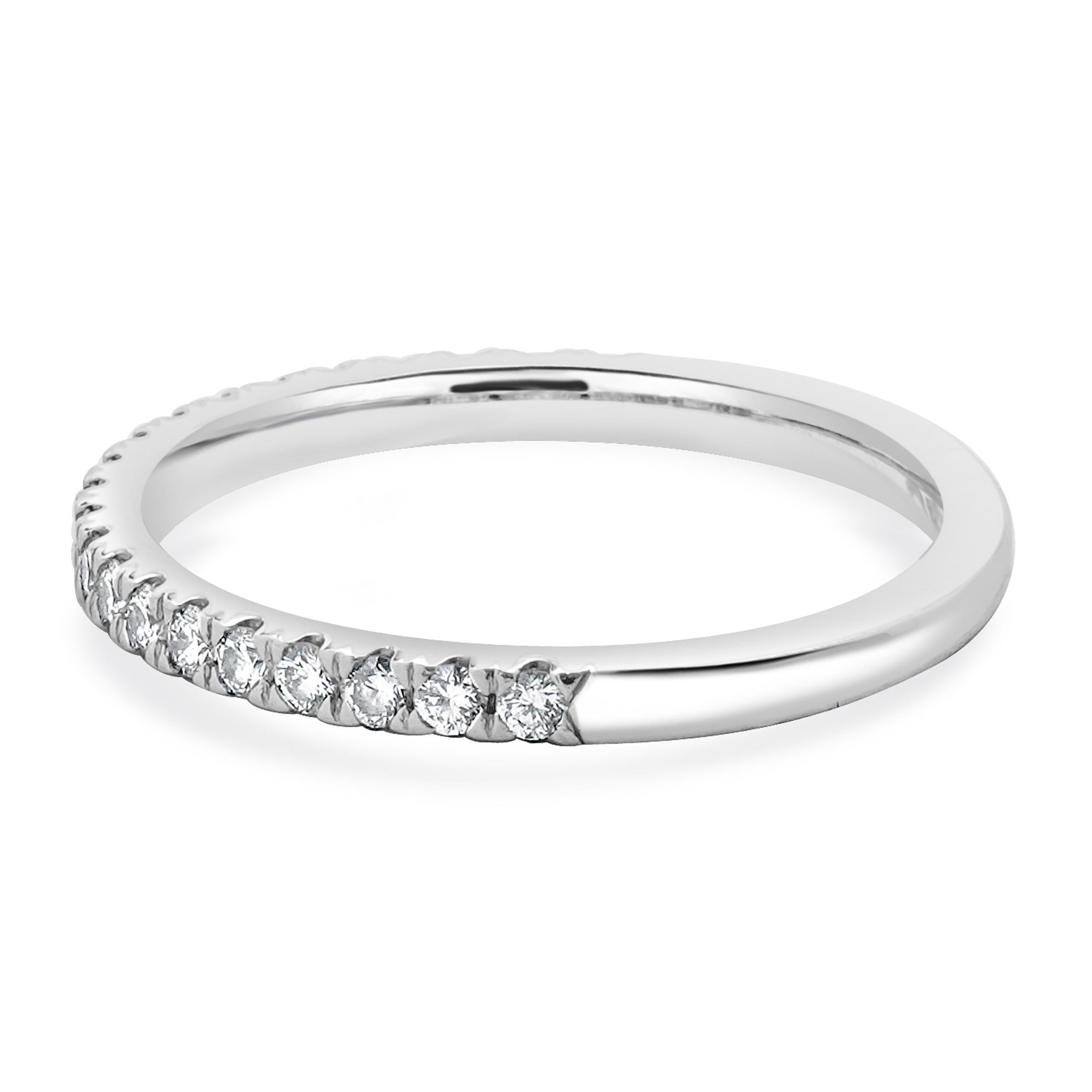 Designer: personalizzato
Materiale: Platino
Diamante: 21 tagli rotondi a brillante = 0,21cttw
Colore: G/ H.
Chiarezza: SI1
Misura dell'anello: 5.25 (si prega di prevedere due giorni di spedizione in più per le richieste di misura)
Peso: 2.43 grammi