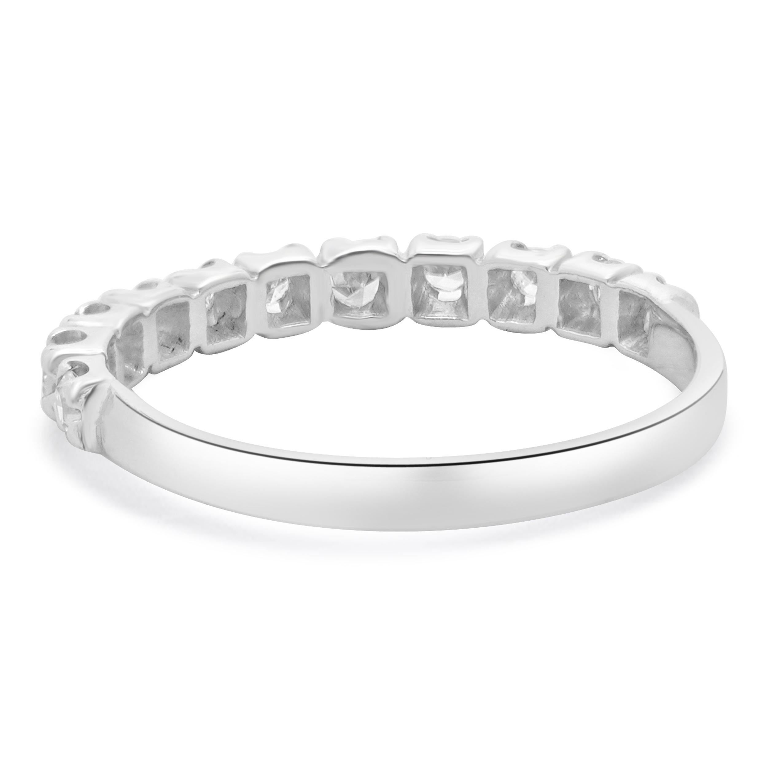 Designer: personalizzato
Materiale: platino
Diamante: 11 tagli tondi a brillante = 0,22cttw
Colore: I / J
Chiarezza: I3
Misura dell'anello: 6.5 (si prega di prevedere due giorni di spedizione in più per le richieste di misura)
Peso: 1.72 grammi
