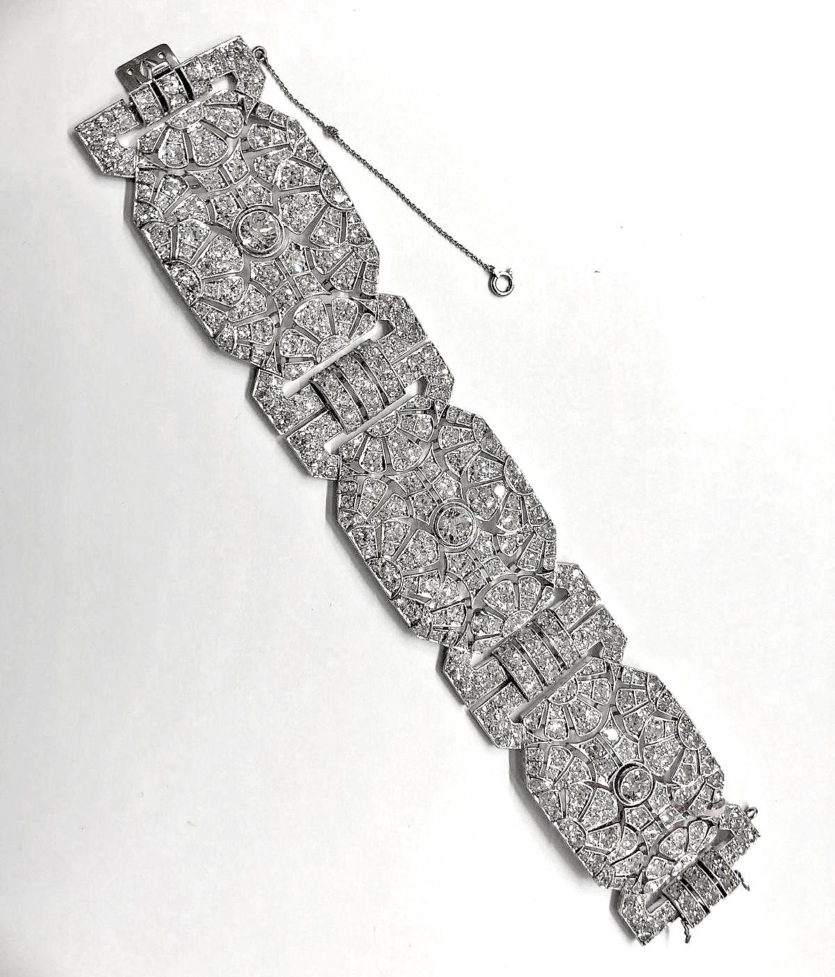 Ein Vintage-Armband im Art-déco-Stil aus den 1960er-Jahren, bestehend aus vier miteinander verbundenen Plättchen mit 45 Karat Brillanten aus Platin, die sich mit ähnlich geformten geometrischen Gliedern abwechseln. Das Armband misst ungefähr 7,5