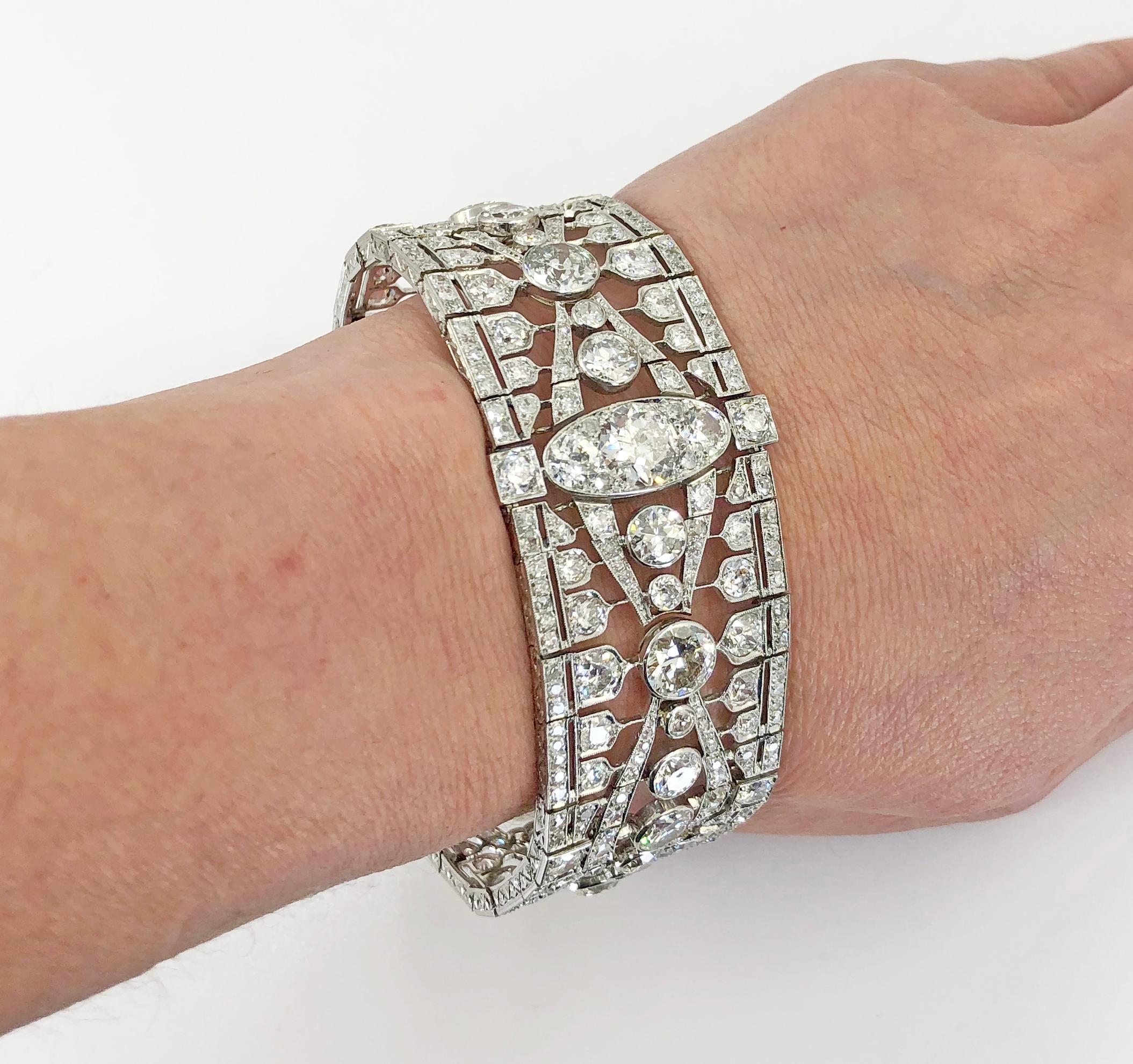 Art Deco Diamond Articulated Bracelet in Platinum.

An articulated French Art Deco openwork bracelet emblematic of the era, with brilliant scintillation throughout. 

Diamond weight approx. 35.00 carats total. Measures approx. 7.25
