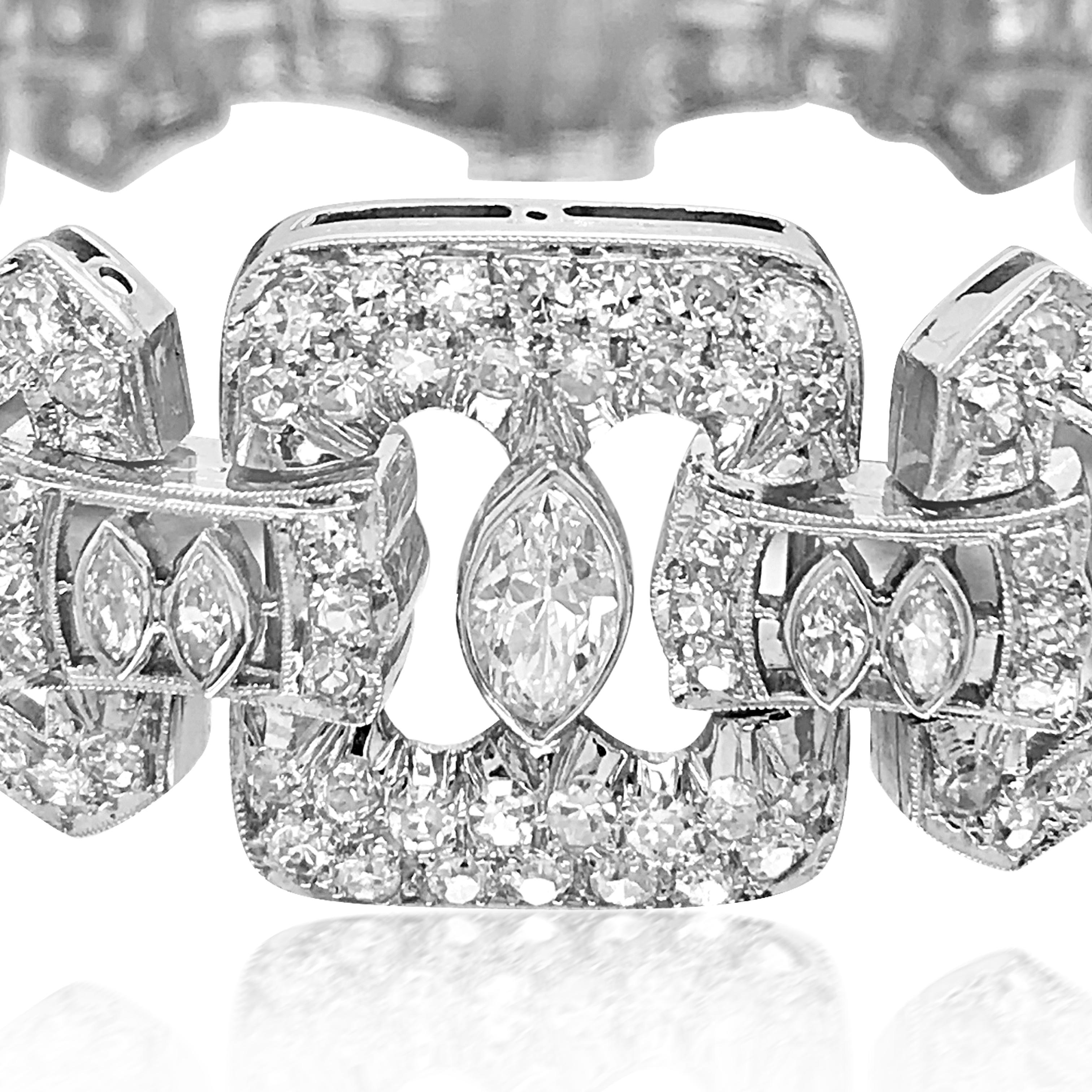 Questo bracciale di diamanti è realizzato in platino, pesa 54,4 grammi e misura 18 cm di lunghezza e 18 mm di larghezza. Questo braccialetto quintessenziale crea uno splendido motivo geometrico. Il bracciale incorpora un diamante marquise che attira