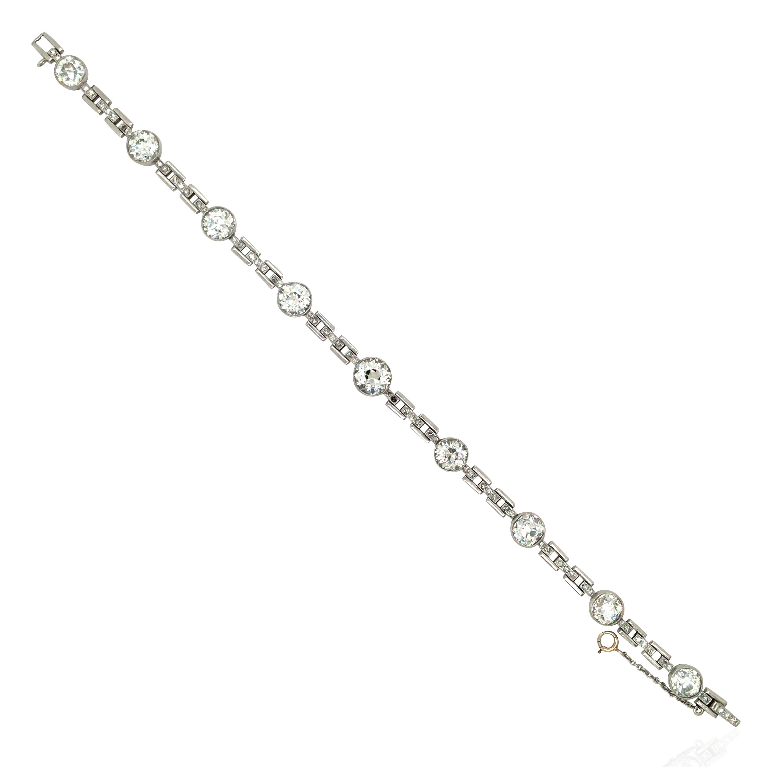 Diamante central aprox. 1,5 ct, otros ocho diamantes aprox. 1,0 ct cada uno. 