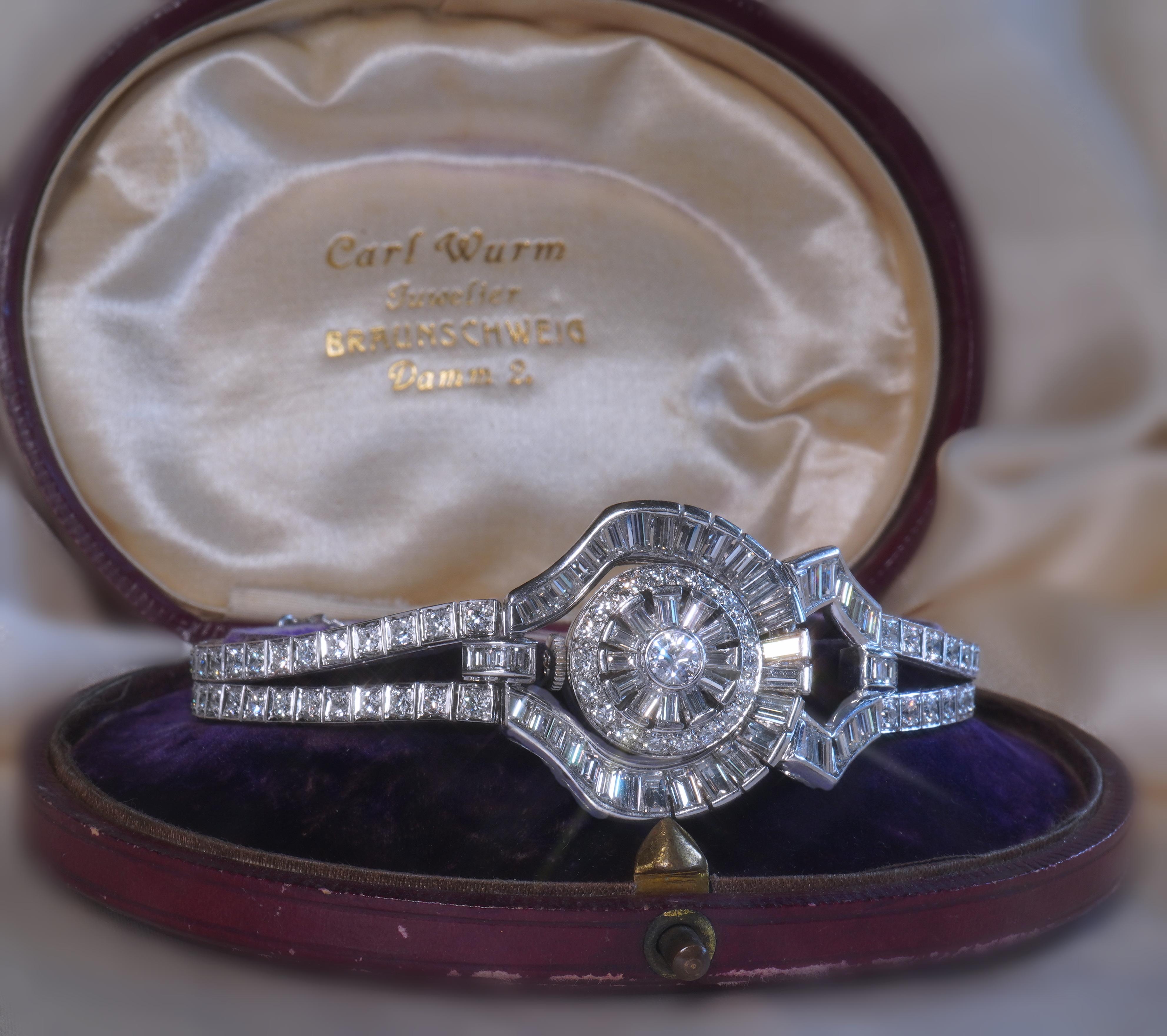 ¡Old South Jewels se enorgullece en presentar...ANTIGUO PLATINO DE 10.04 Quilates DIAMANTE ART DECO GIA CERTIFICADO VINTAGE PULSERA RELOJ EN CAJA!  ENORME PIEZA PESADA QUE QUITA EL ALIENTO.

Preciosos diamantes blancos brillantes VVS.  Platino