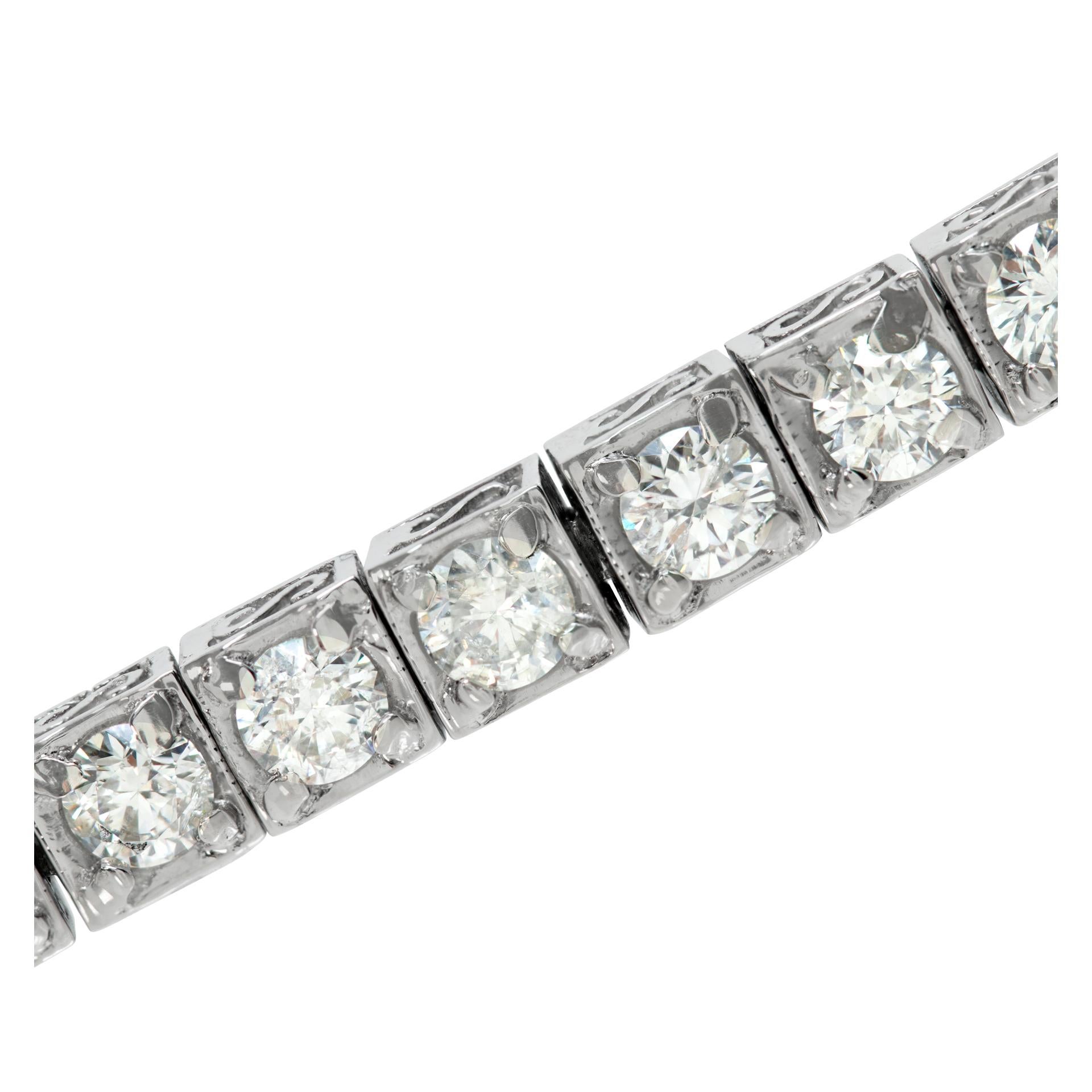 Bracelet en diamant avec des diamants ronds de taille brillant de 7,05 carats de couleur H-I, de pureté SI-I, sertis dans une monture en platine à 4 branches. Total 35 diamants de 0,20 carat chacun. Longueur 7 pouces. Largeur 5 mm.
