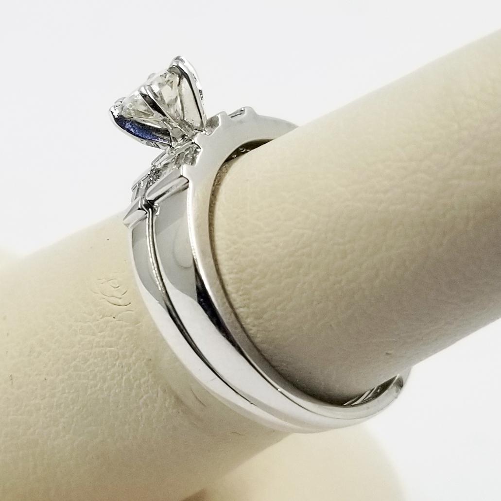 Braut-Set aus Platin mit runden Diamanten in der Mitte und Baguette-Beistellsteinen im Zustand „Neu“ im Angebot in Coral Gables, FL