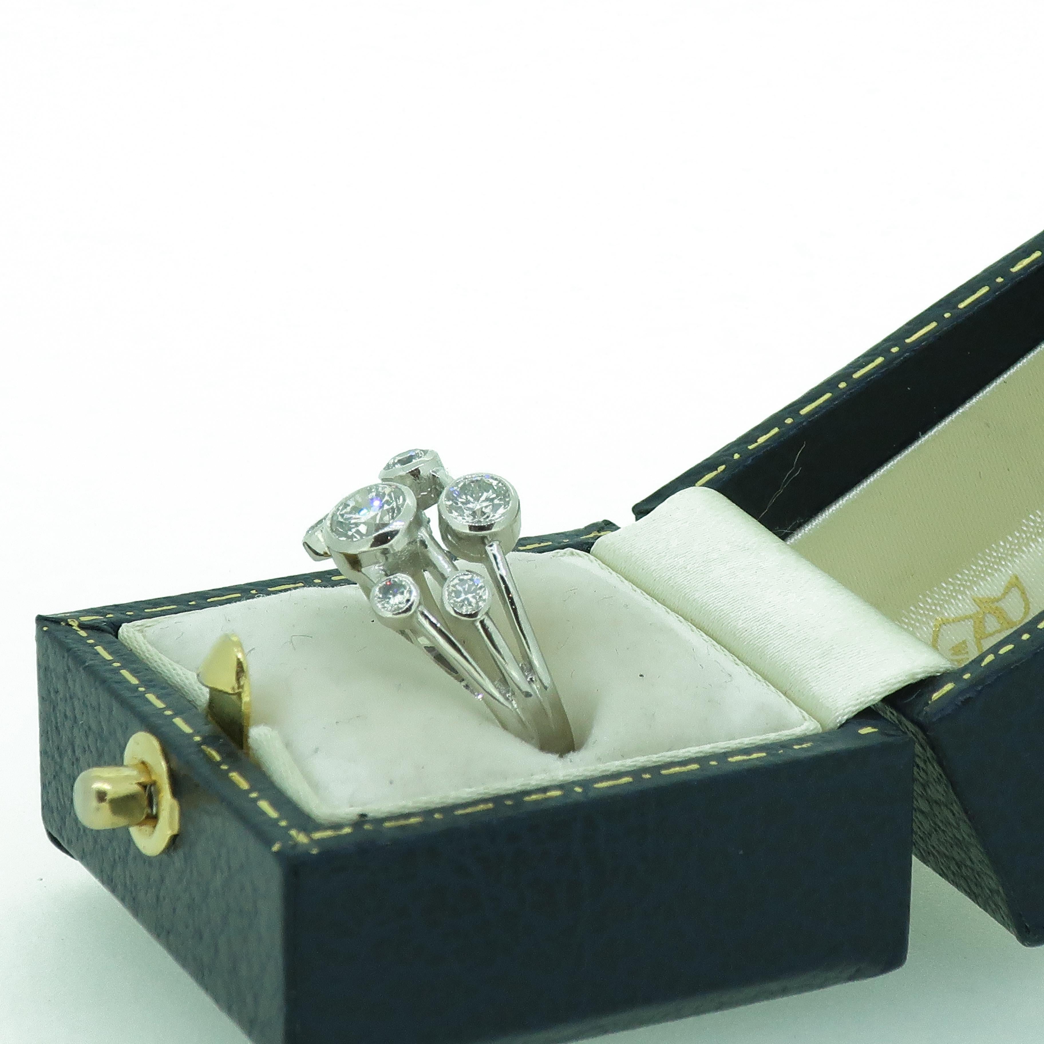 Platinum Diamond Bubble Cluster Ring In New Condition In East Grinstead, GB