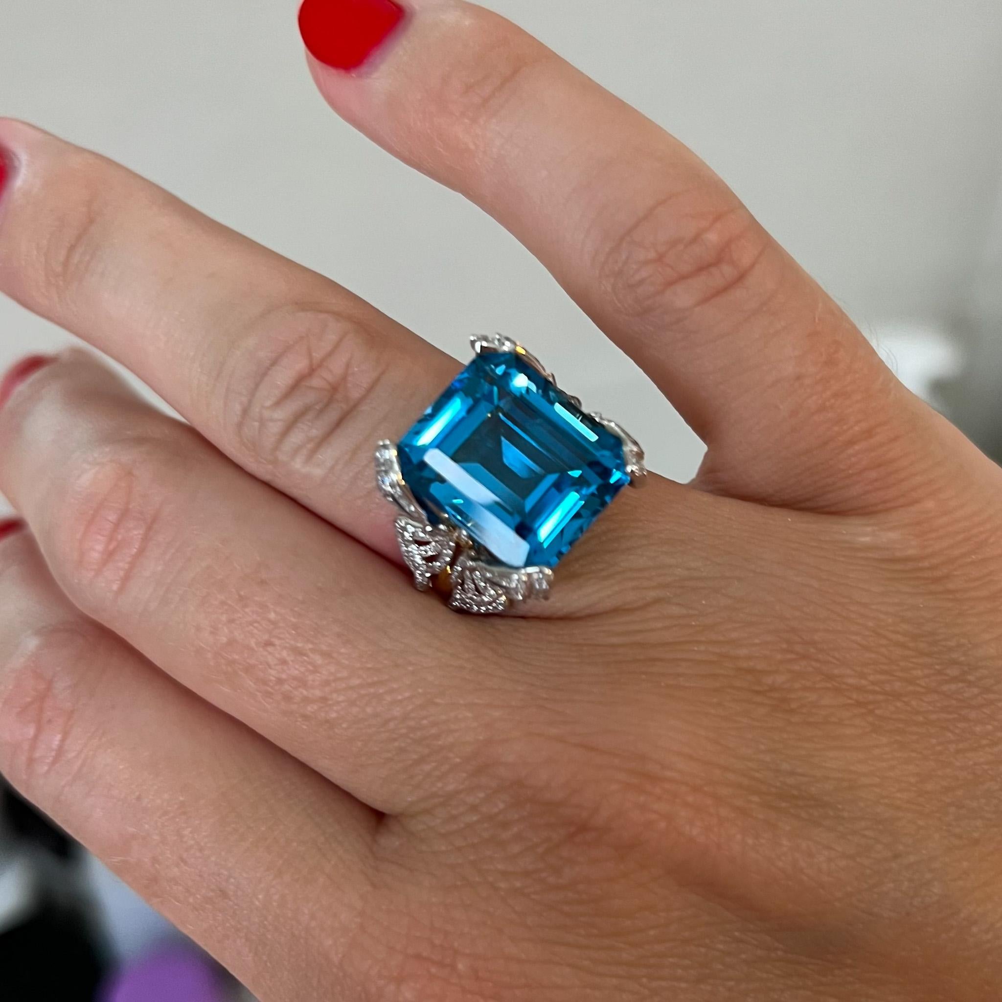 Platin Diamant-Ring mit Schmetterling und Topas aus 18 Karat Gelbgold im Angebot 1