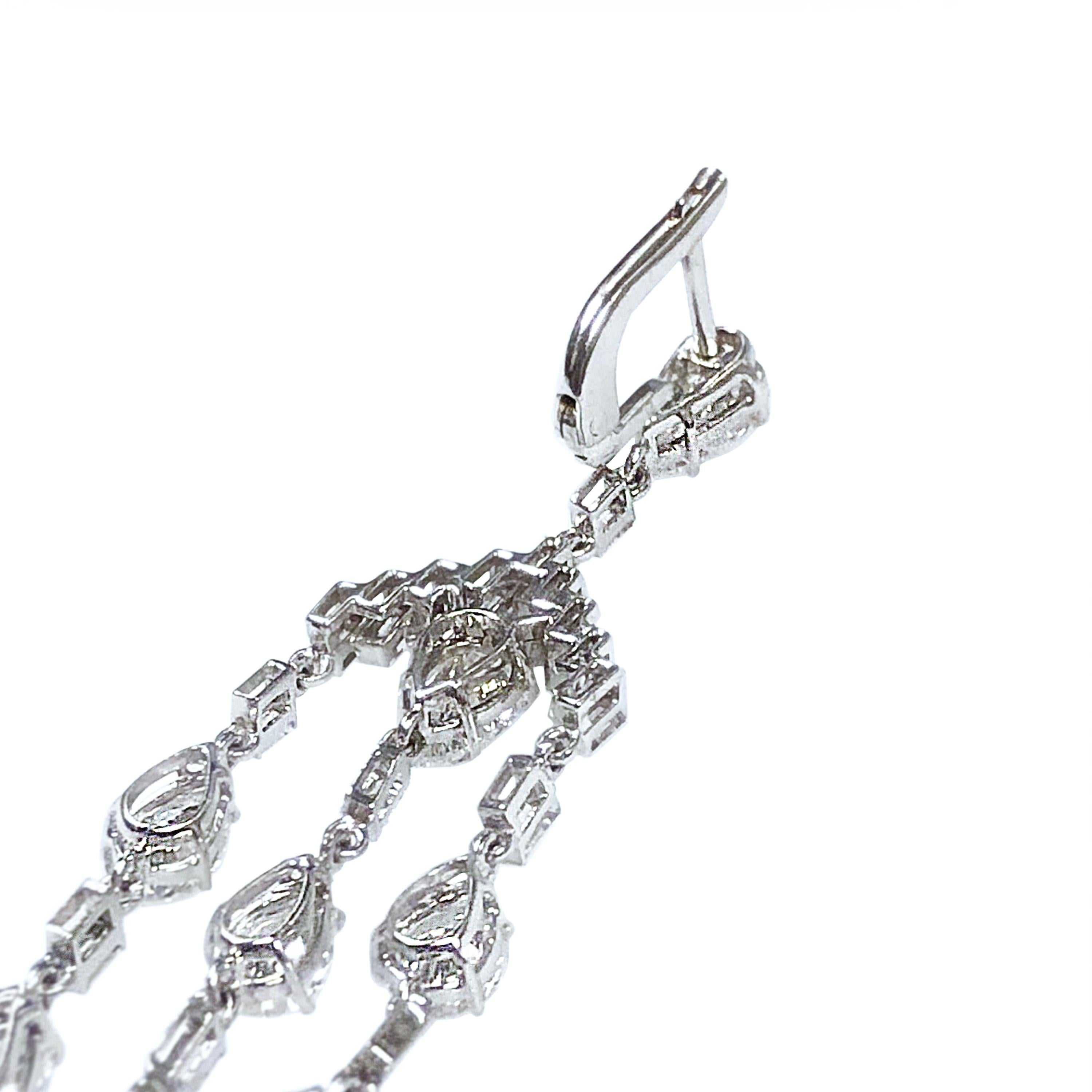 Platinum Diamond Chandelier Earrings In Excellent Condition For Sale In Chicago, IL