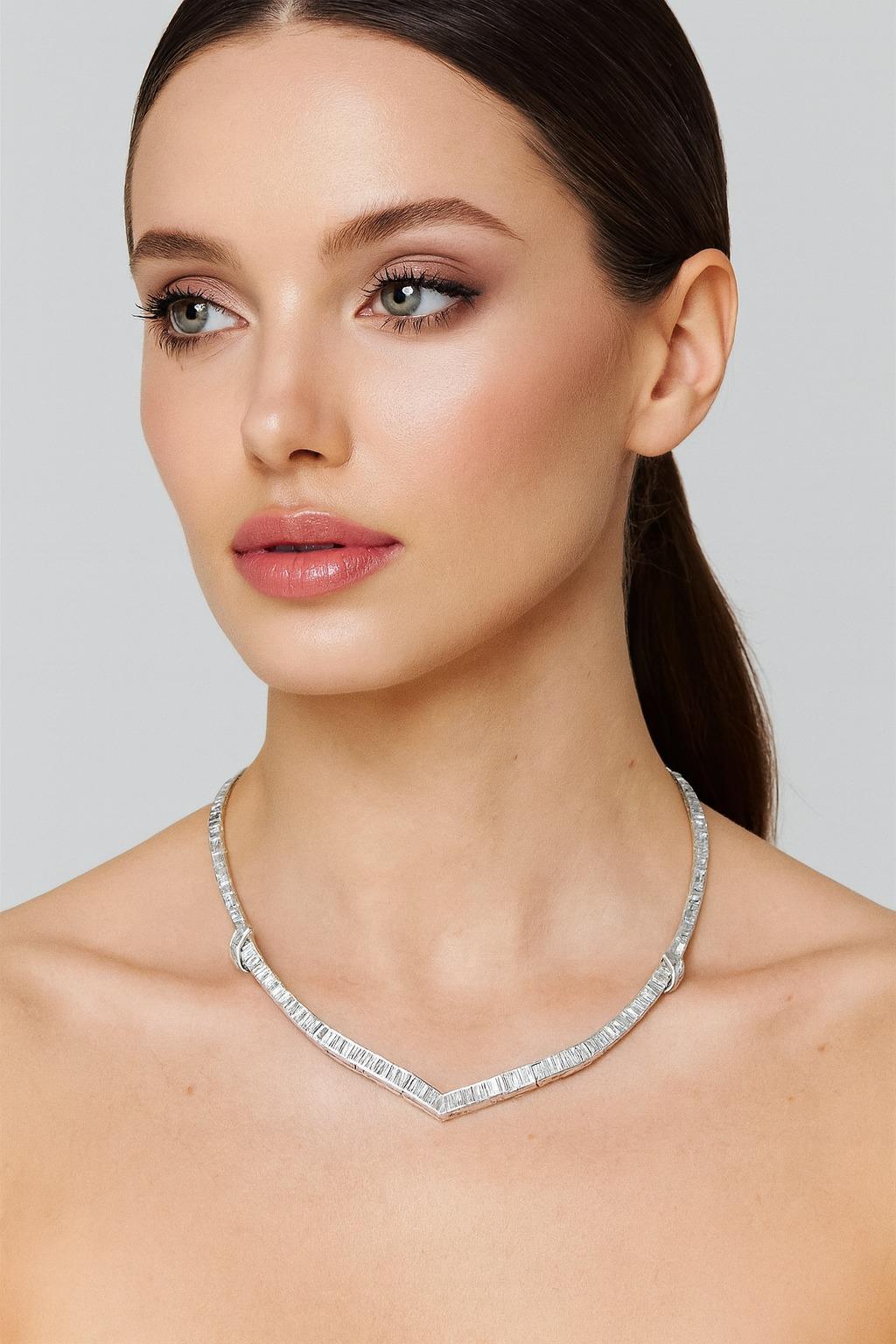 Collana con diamanti in platino, 12 carati VS-F Baguette

Questa straordinaria collana è incastonata con ben 12 carati di diamanti naturali con taglio a baguette, di purezza VS e colore F, disposti in un design elegante che passa senza soluzione di