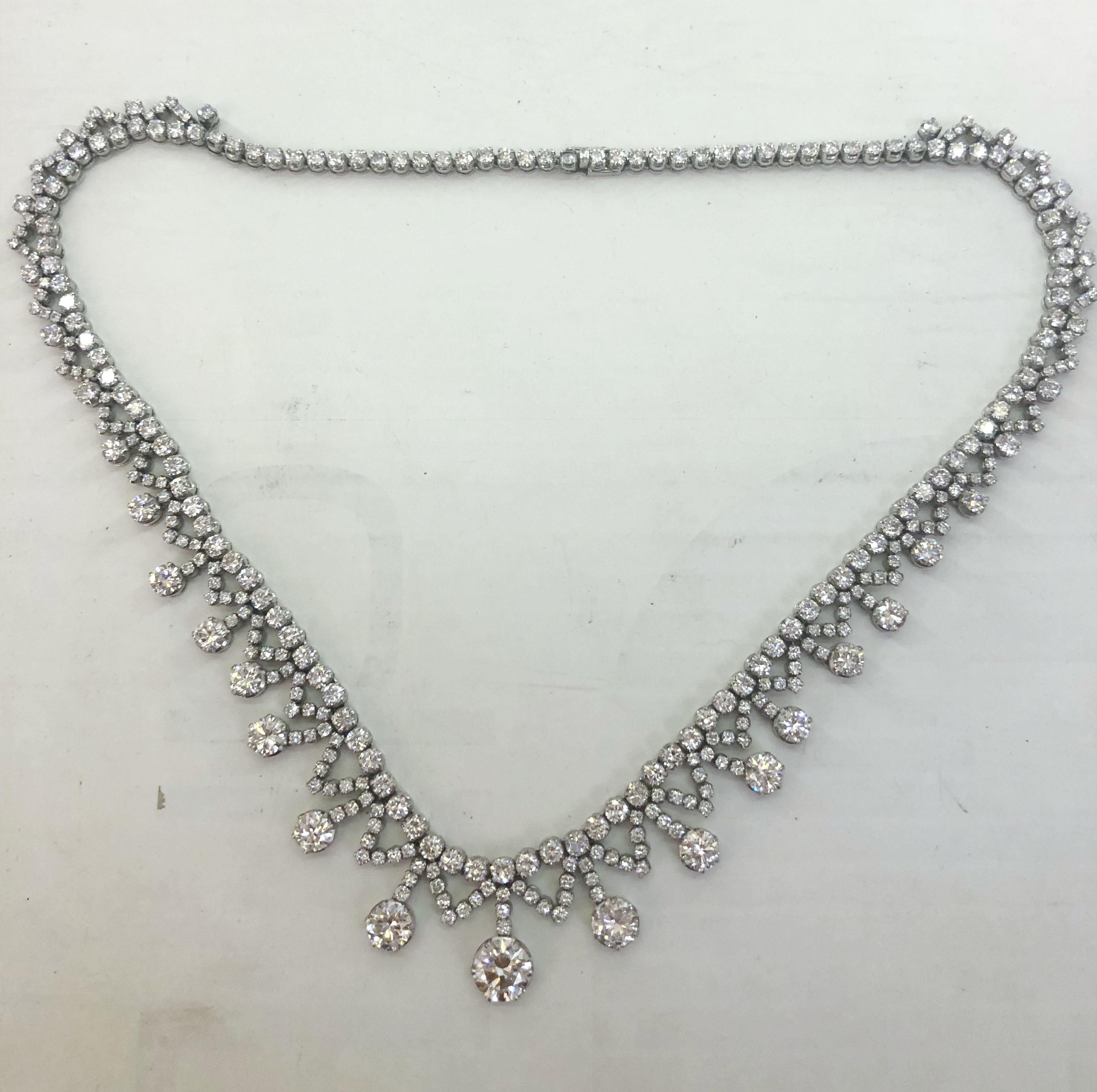 Collana girocollo italiana in platino degli anni '50-'60, con diamanti a taglio rotondo per un totale approssimativo di 21,30 carati.
I diamanti centrali hanno colore I/J e purezza VVS2/VS1, per un totale di 1,65 carati.
I restanti diamanti hanno