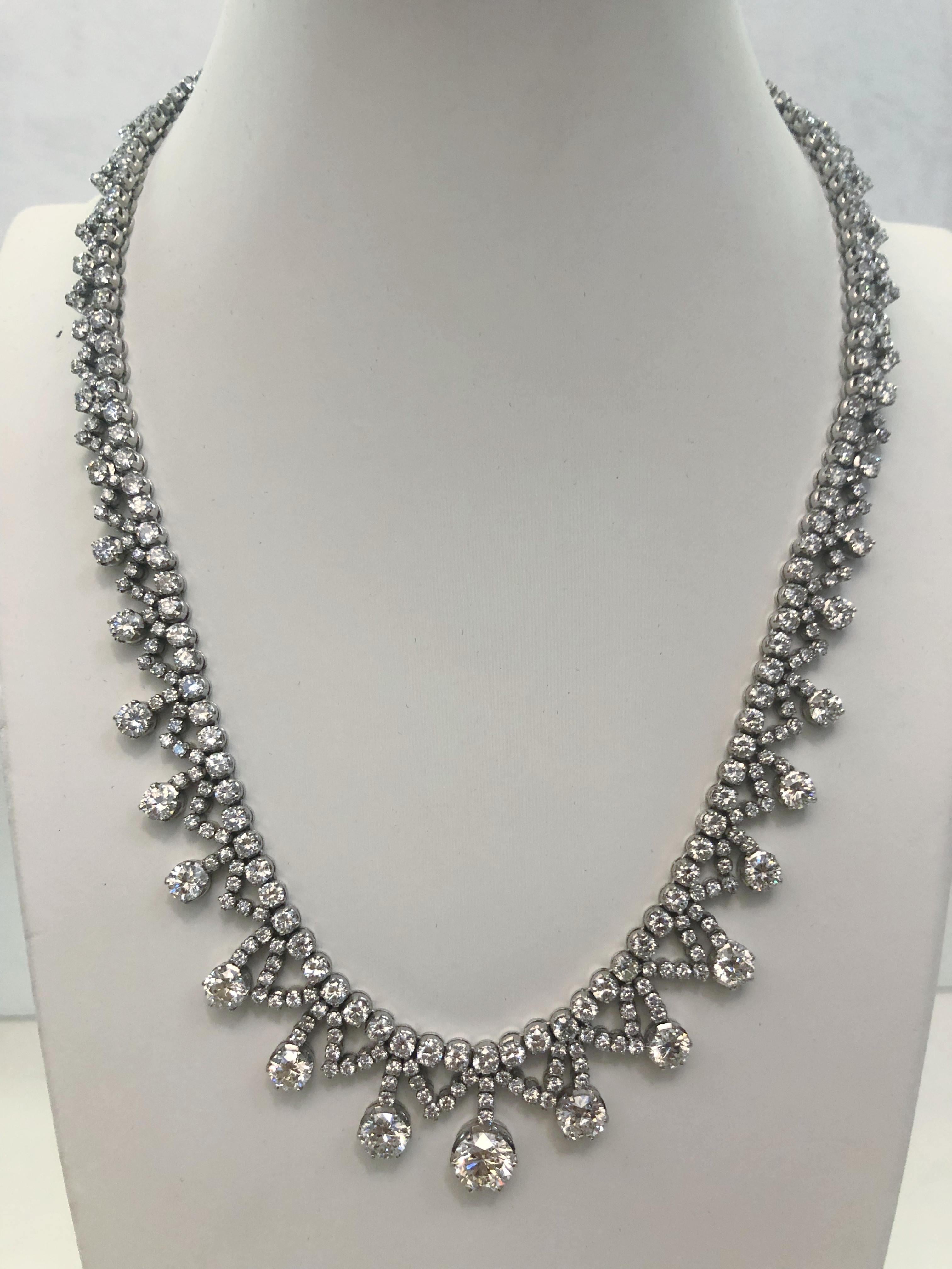 Donna Collana girocollo con diamanti in platino in vendita