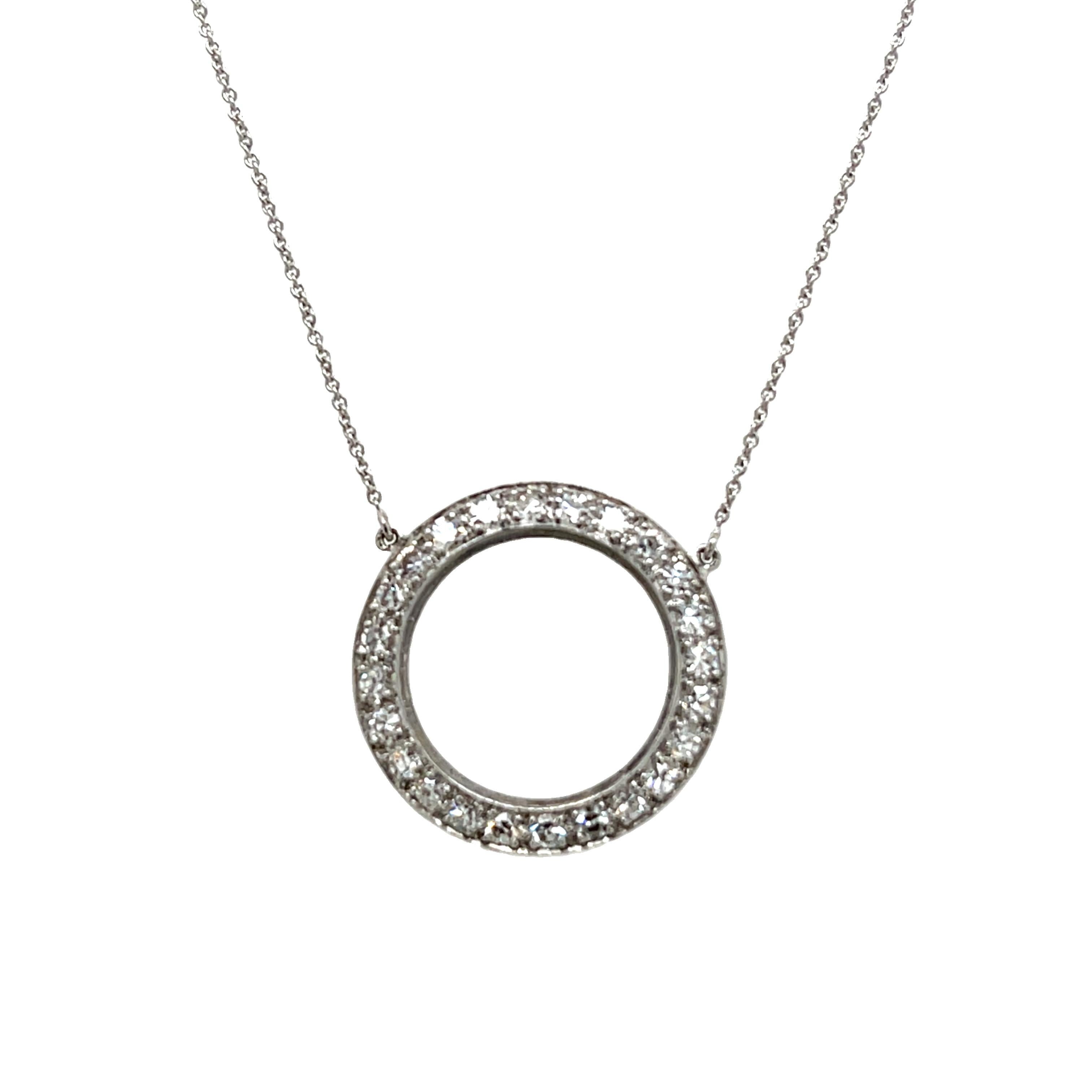 Un intramontabile ciondolo a forma di Cerchio della Vita in platino con incastonatura di 
0,30 carati di scintillanti diamanti naturali taglio antico. 
Questo pezzo elegante simboleggia l'eternità e l'unità, 
perfetto per aggiungere un tocco di