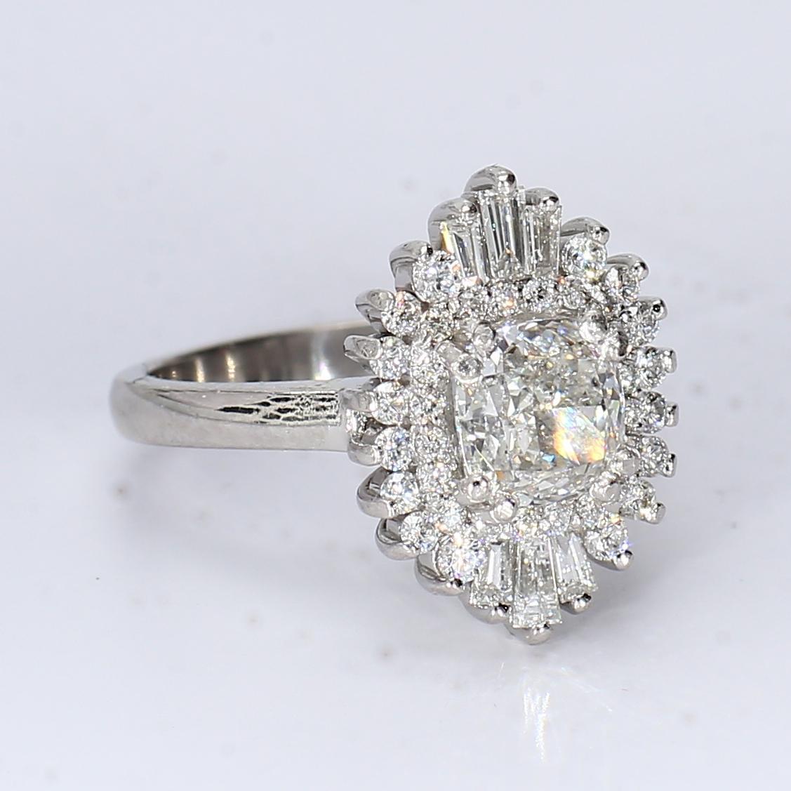 Questo splendido anello da cocktail in platino e diamanti in stile art déco è un anello splendido e sofisticato che attirerà sicuramente l'attenzione. Con il diamante da laboratorio taglio cuscino da ~1,45ct (SI1/D) è come se guardassi all'interno