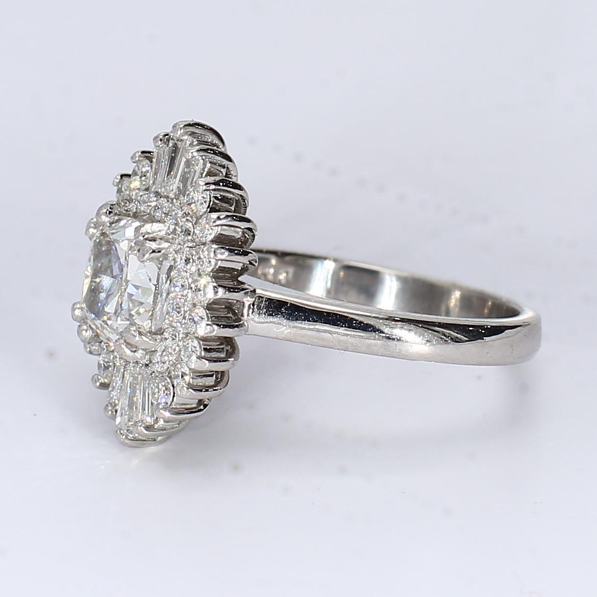 Taglio cuscino Anello Cocktail con diamanti in platino - Misura 4,75 in vendita