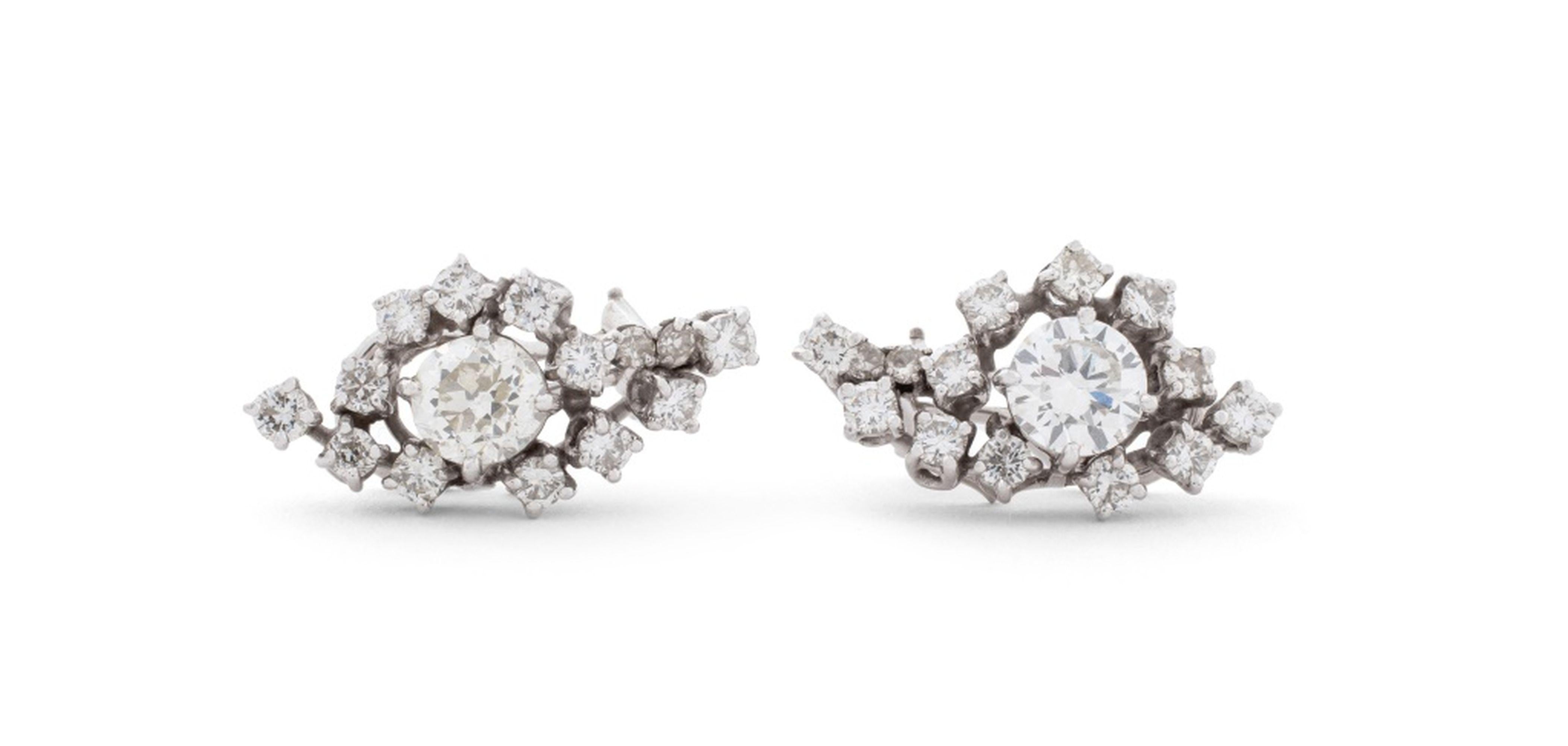 Taglio rotondo Platinum Diamond Cluster Earrings in vendita
