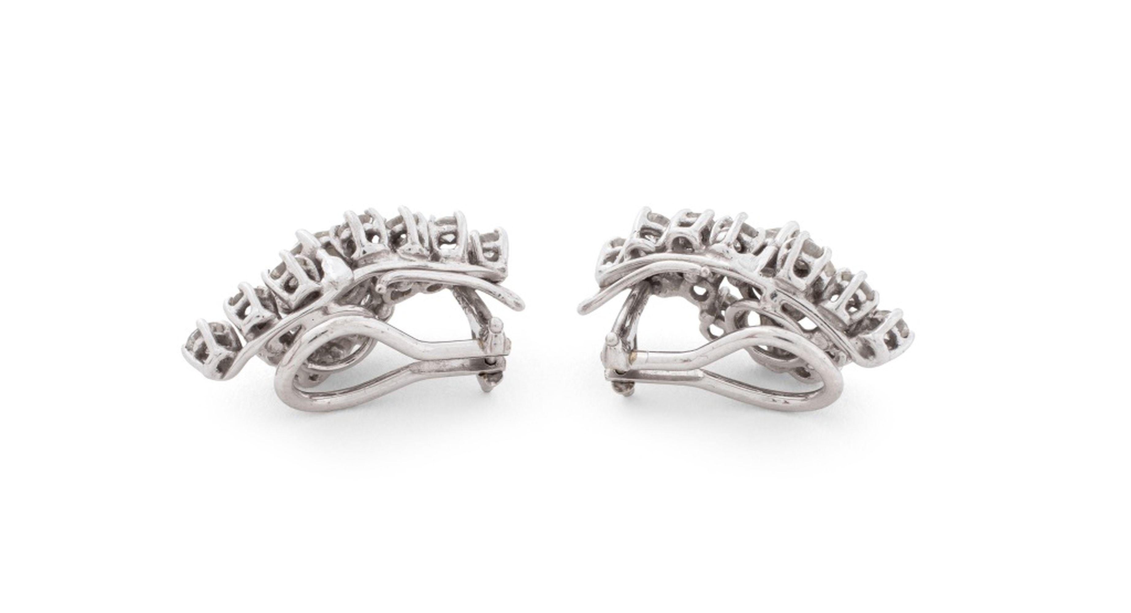 Platinum Diamond Cluster Earrings In condizioni buone in vendita a Queens, NY