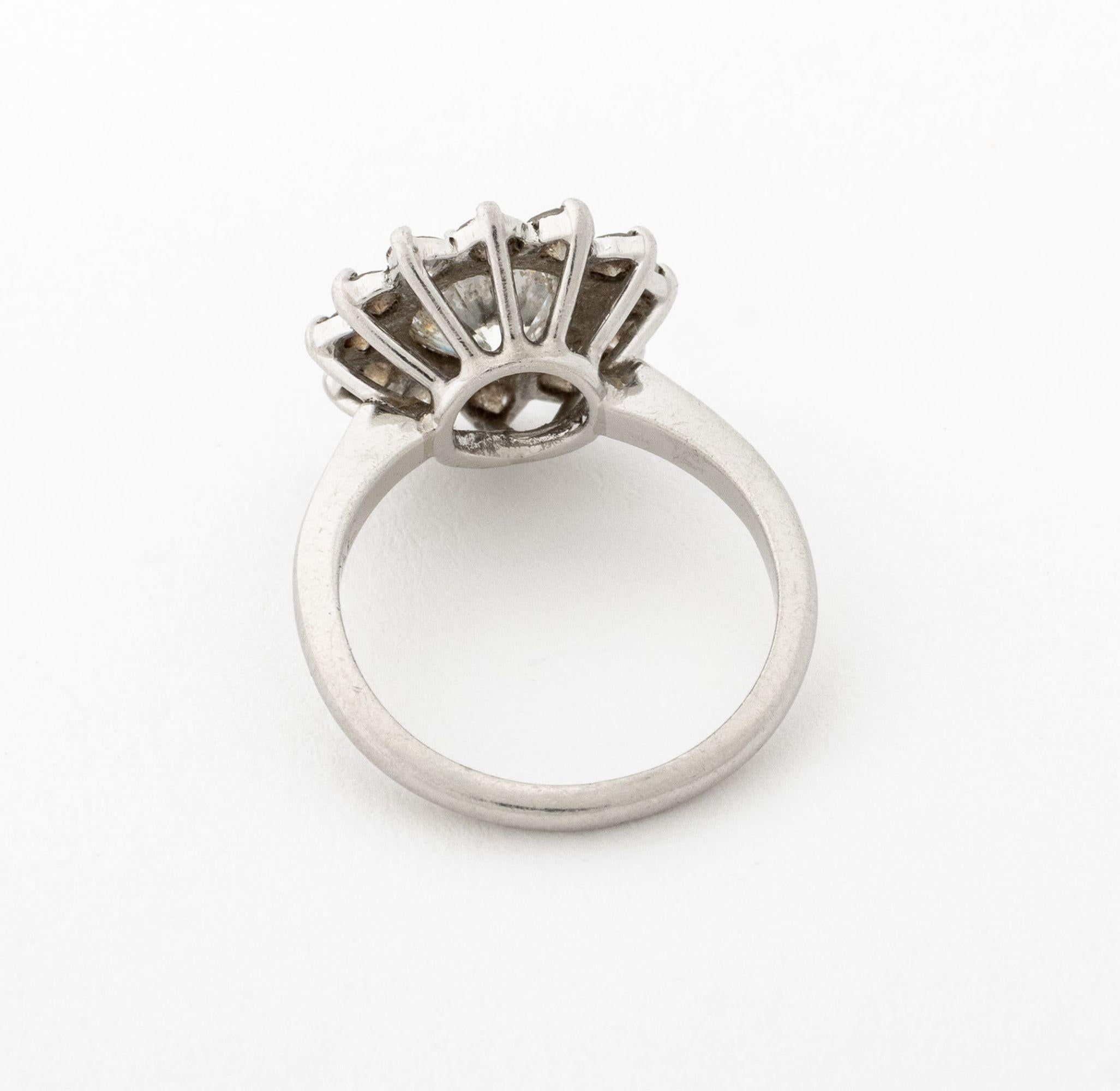 Platinum Diamond Cluster Ring In condizioni buone in vendita a Queens, NY