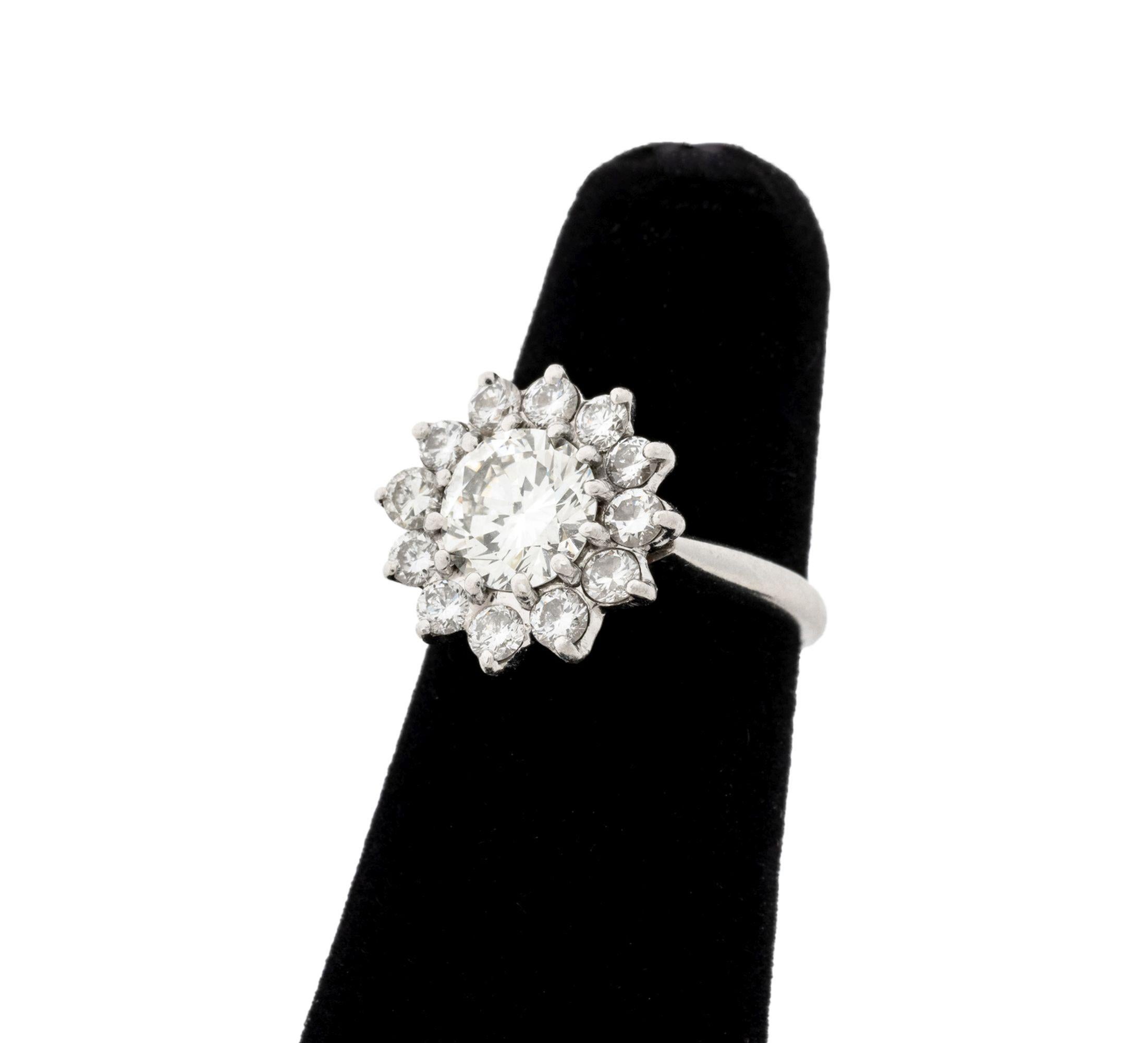 Platinum Diamond Cluster Ring in vendita
