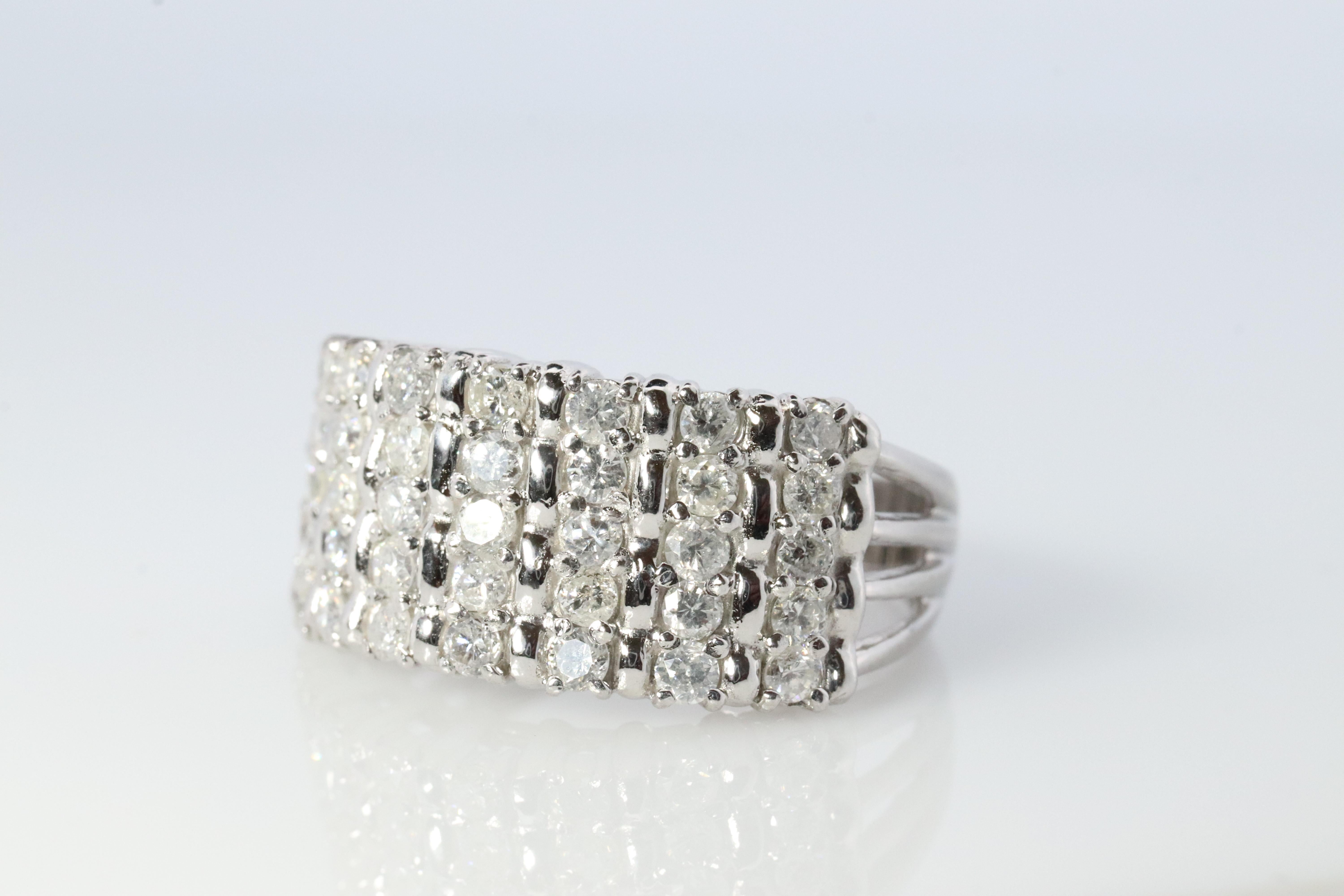 Schöne Platin PT900 Cluster Band.

Breiter 1-karätiger Diamantring.

Alle sind im SI-Farbbereich G-H

1.00ctw+

6,1 Gramm Gesamtgewicht

10 mm Gesamtbandbreite

6,25 Ringgröße
