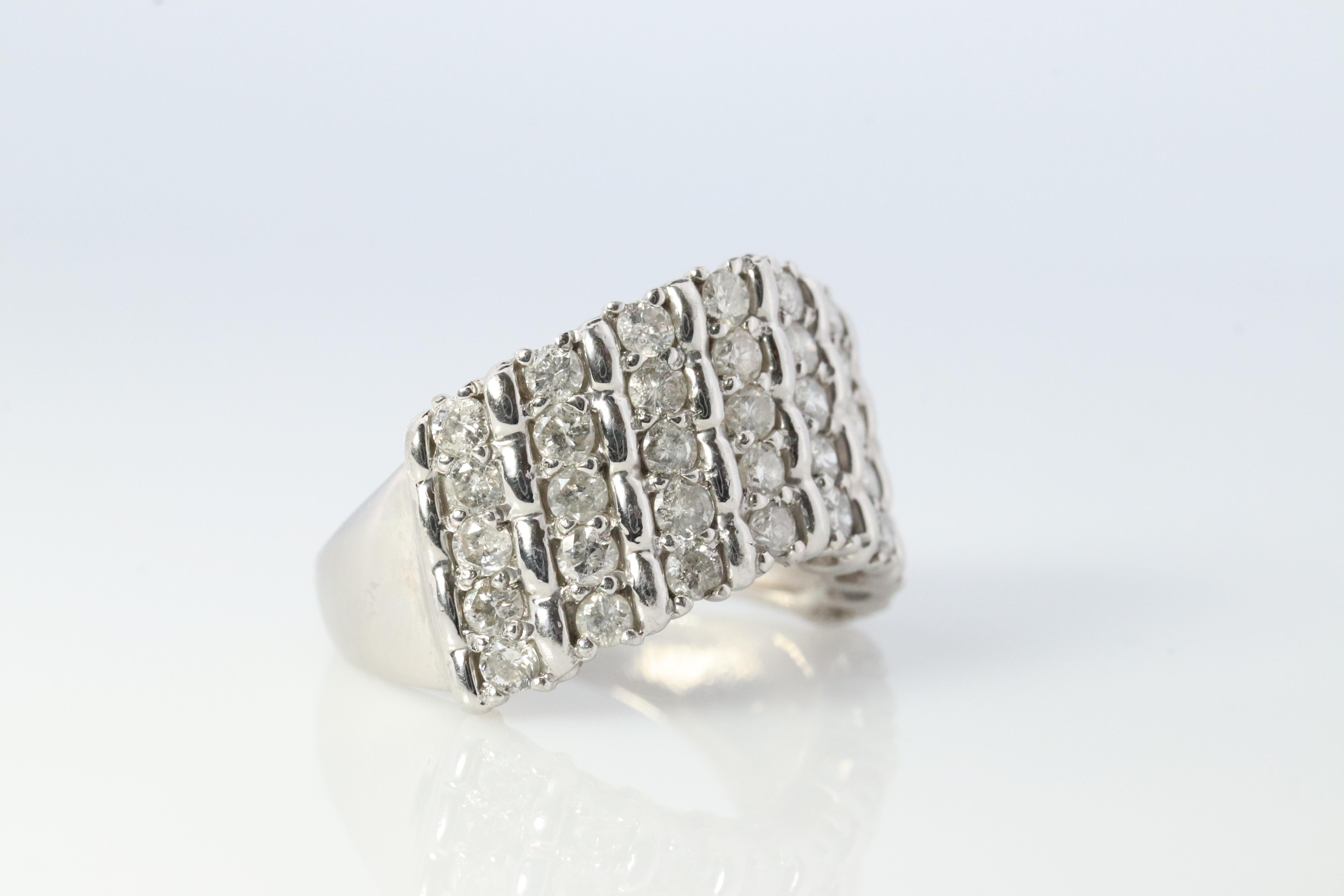 Bellissima fascia in platino PT900 Cluster.

Design a onda larga o a V.

 Anello completo con diamante da 1 carato.

Tutti sono nella gamma SI del colore G-H.

1,00ctw+

6,1 grammi di peso totale

Larghezza totale della banda 10 mm

5 anelli