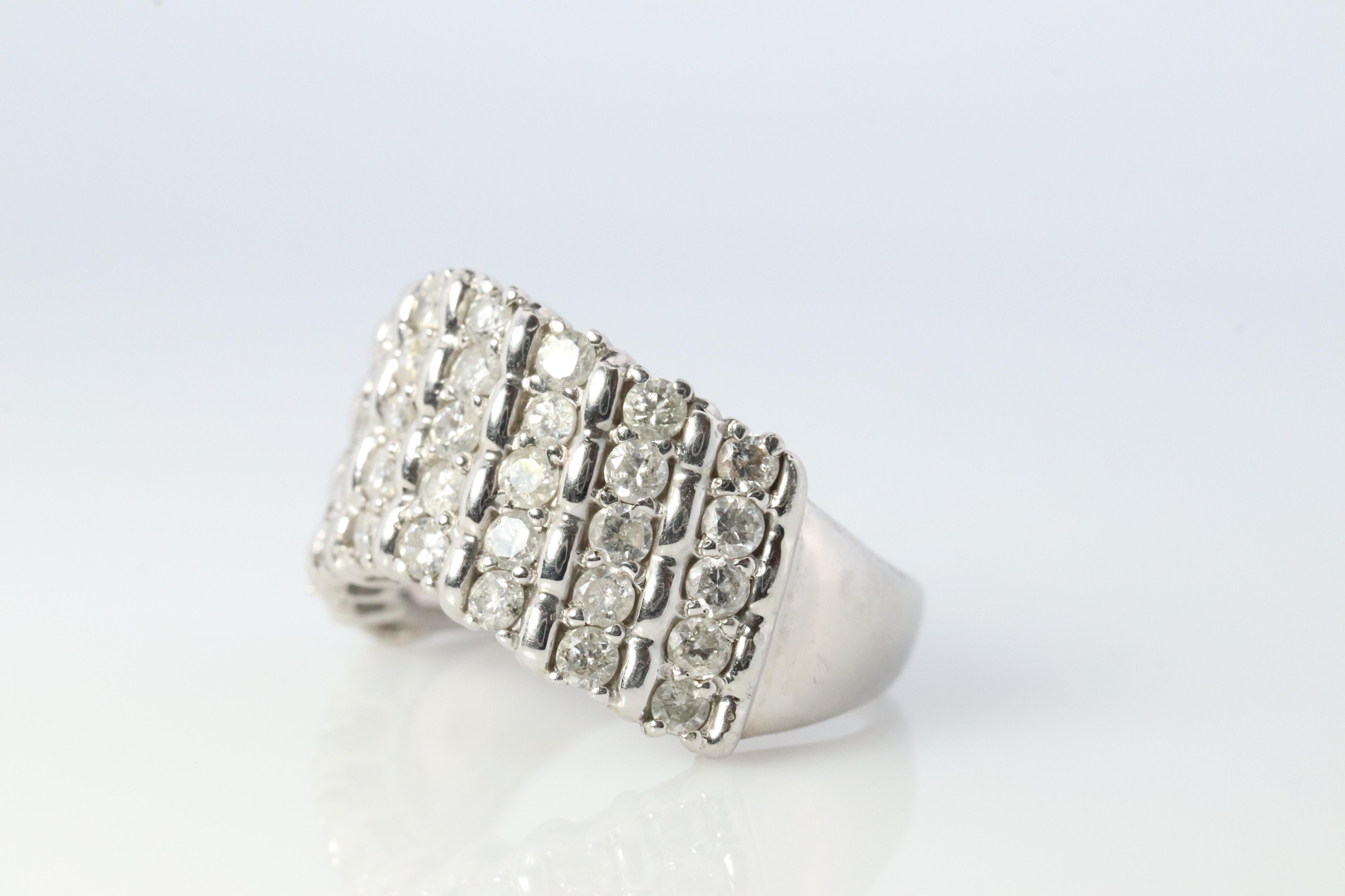 Moderno Anello con cluster di diamanti in platino Wave PT900 1ctw di diamanti in 4 file Fascia incrostata in vendita