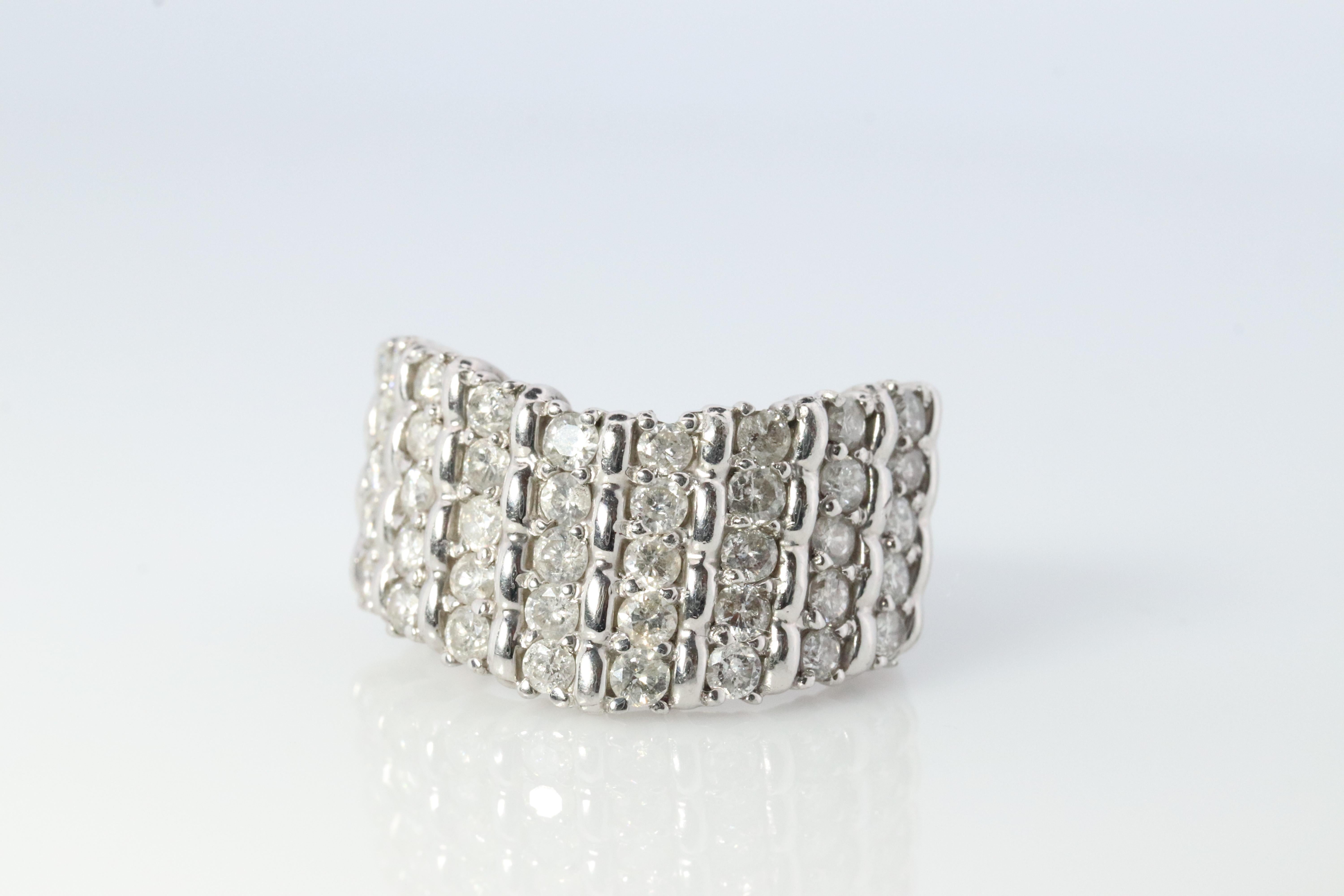 Taglio rotondo Anello con cluster di diamanti in platino Wave PT900 1ctw di diamanti in 4 file Fascia incrostata in vendita