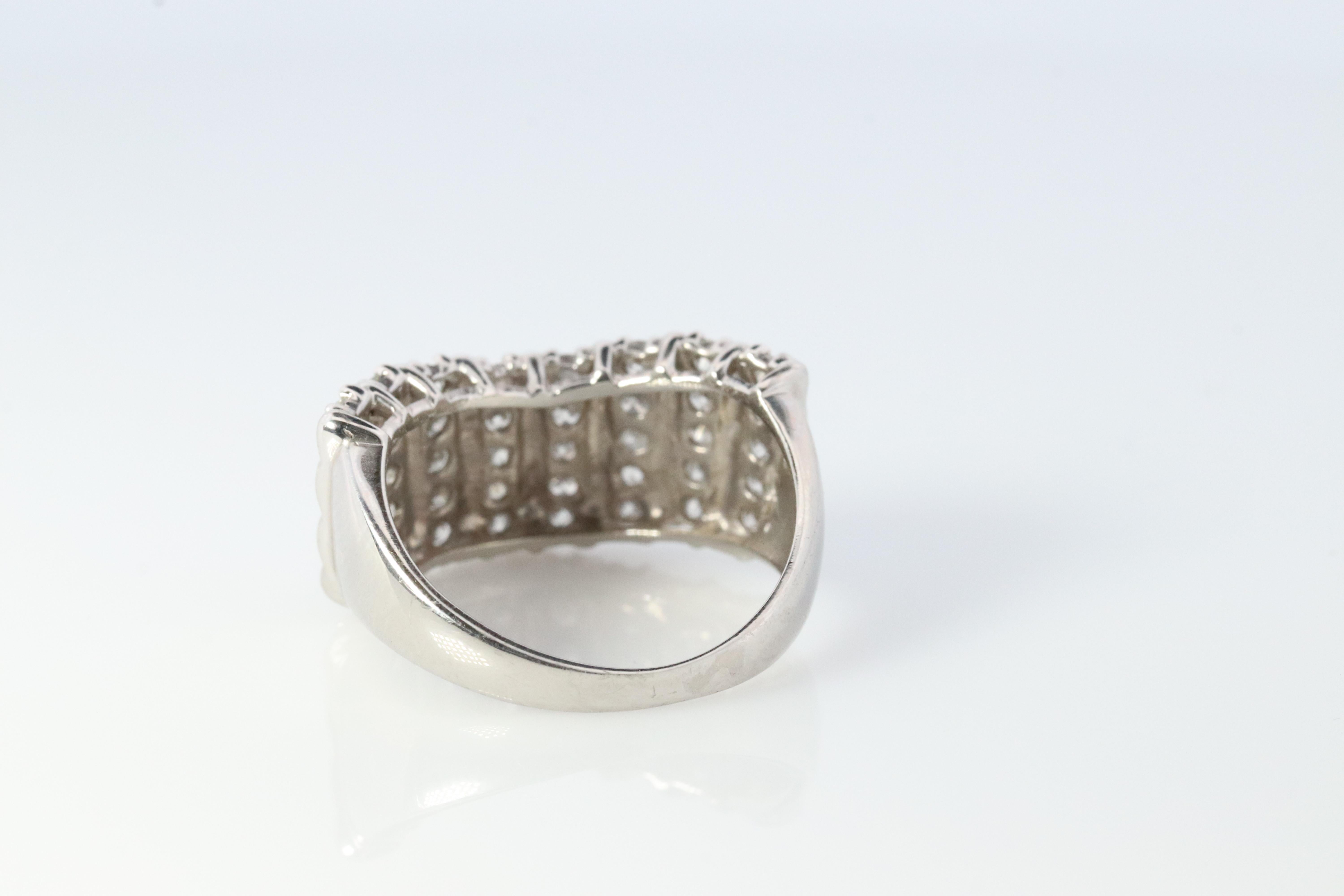 Anello con cluster di diamanti in platino Wave PT900 1ctw di diamanti in 4 file Fascia incrostata In condizioni buone in vendita a Port Charlotte, FL