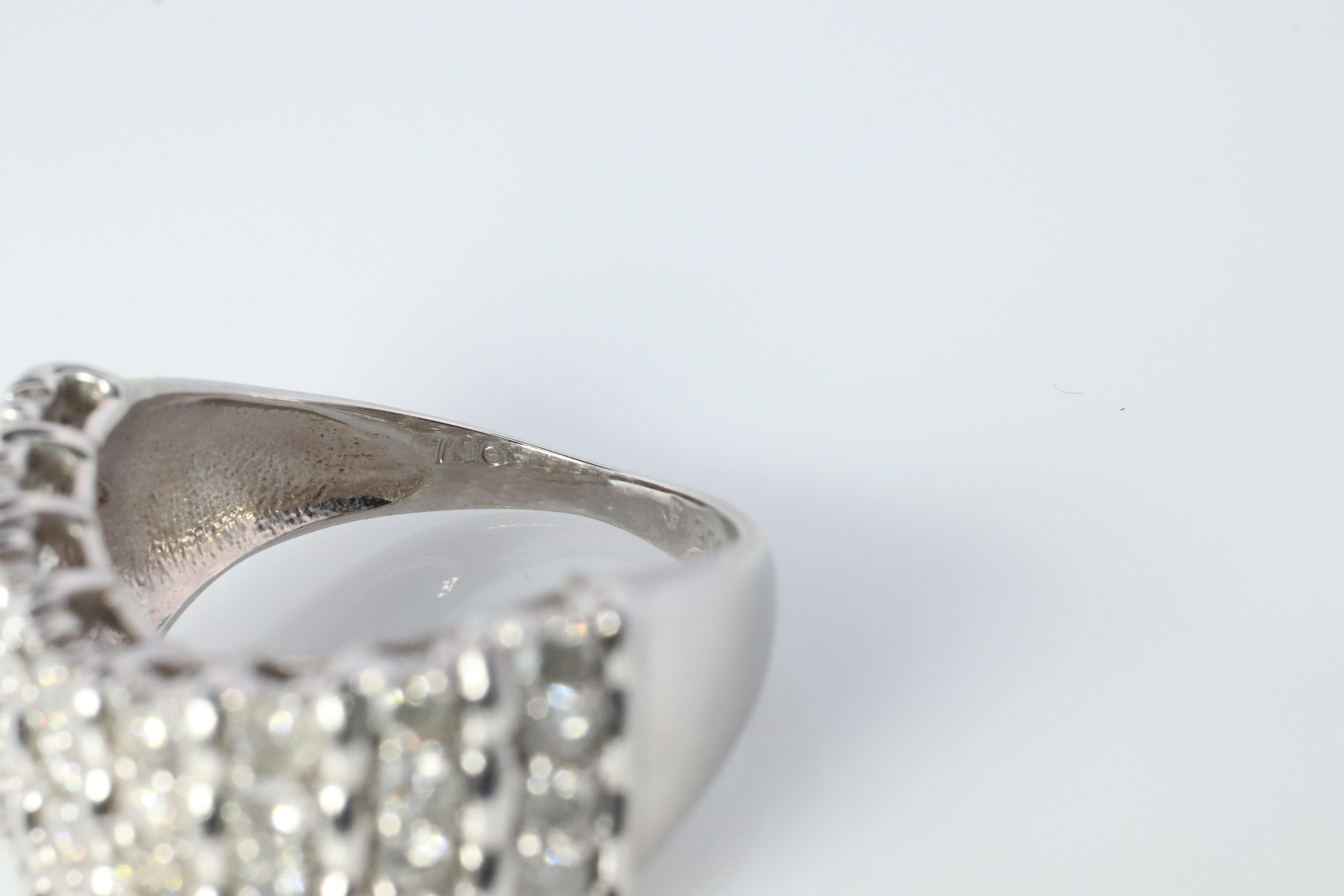 Donna Anello con cluster di diamanti in platino Wave PT900 1ctw di diamanti in 4 file Fascia incrostata in vendita