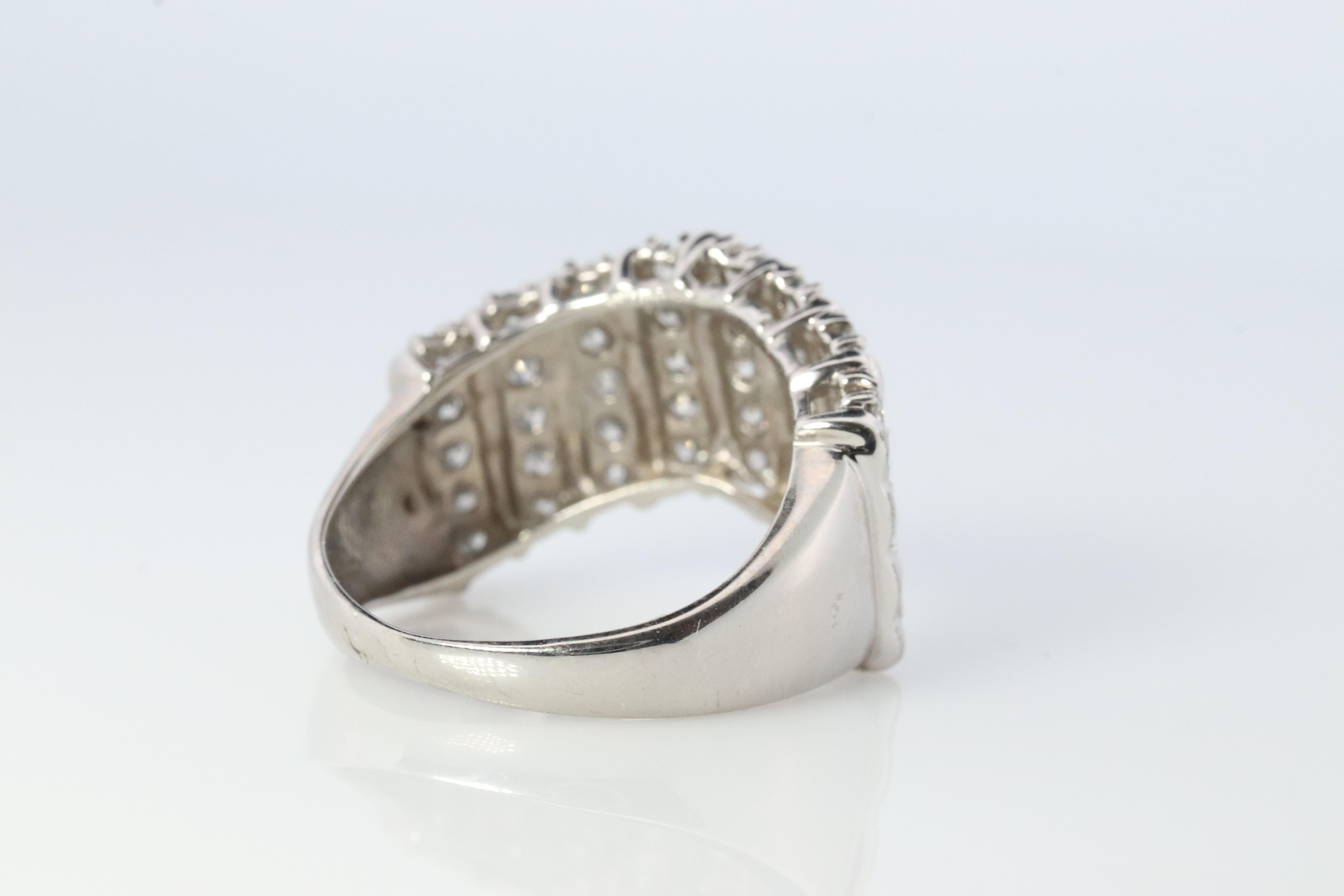 Anello con cluster di diamanti in platino Wave PT900 1ctw di diamanti in 4 file Fascia incrostata in vendita 1